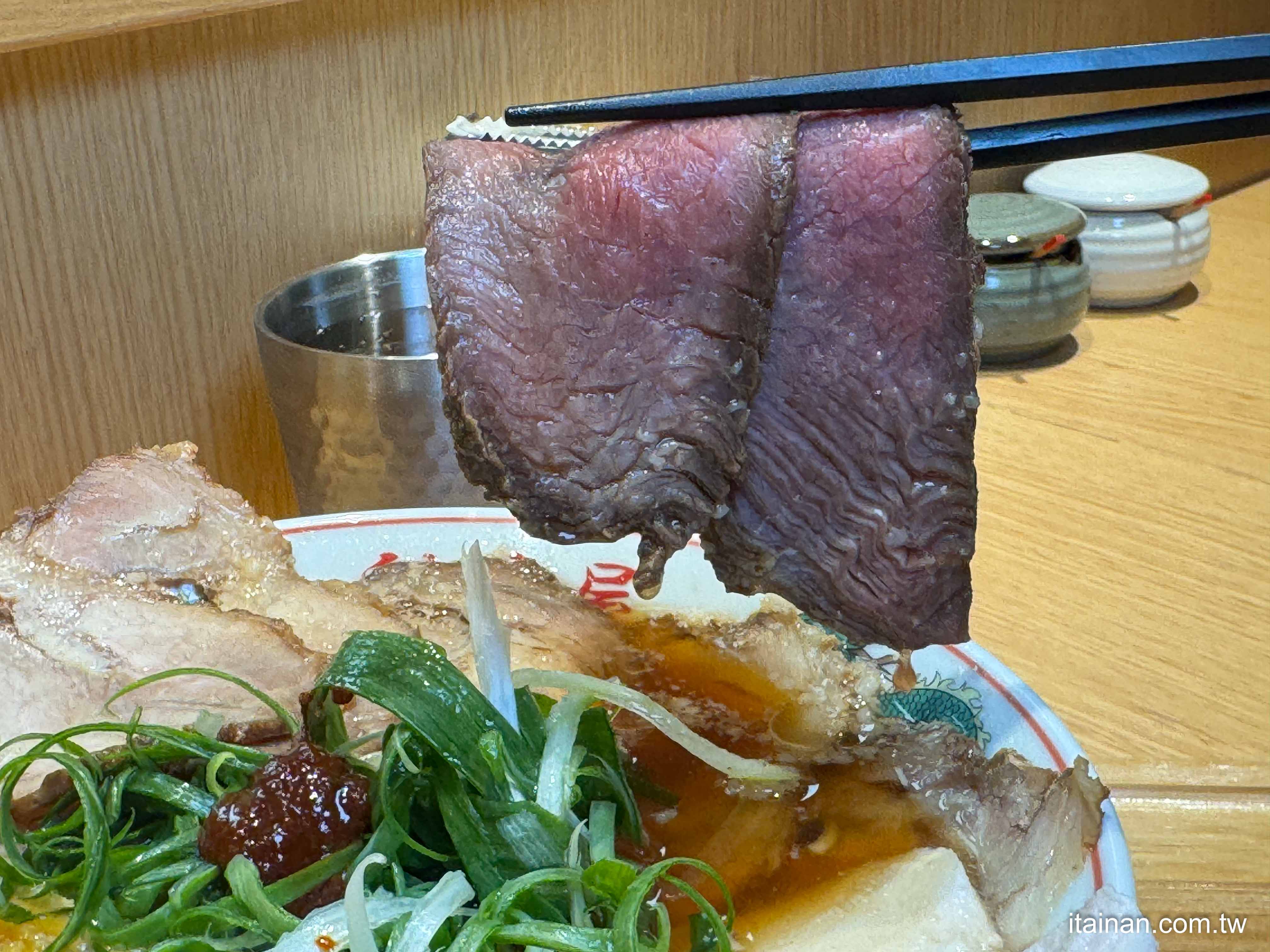 台南拉麵控必收！日本京都名店「魁力屋」來了，台灣限定湯頭大公開 ｜新光三越小北門店美食