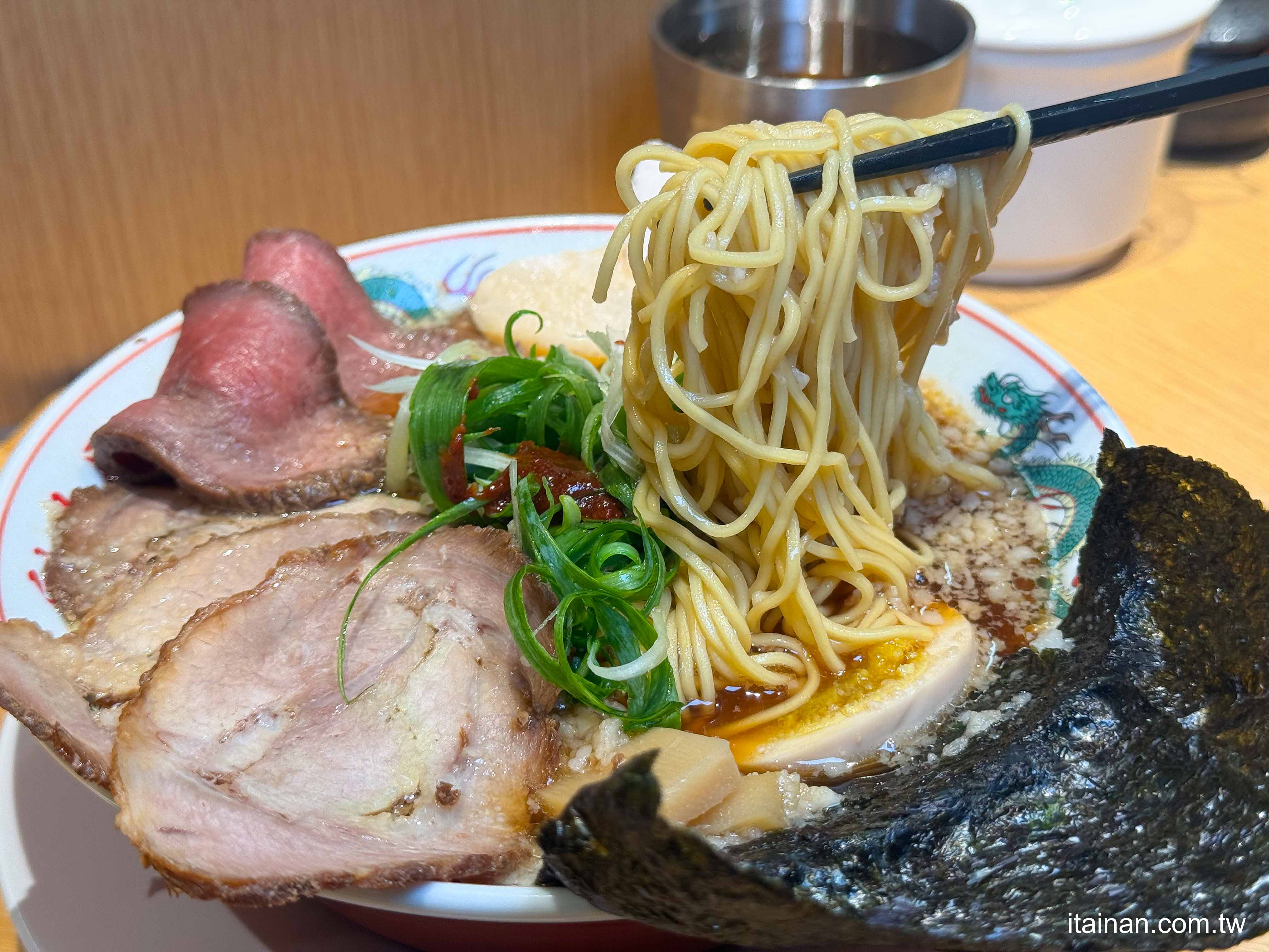 台南拉麵控必收！日本京都名店「魁力屋」來了，台灣限定湯頭大公開 ｜新光三越小北門店美食