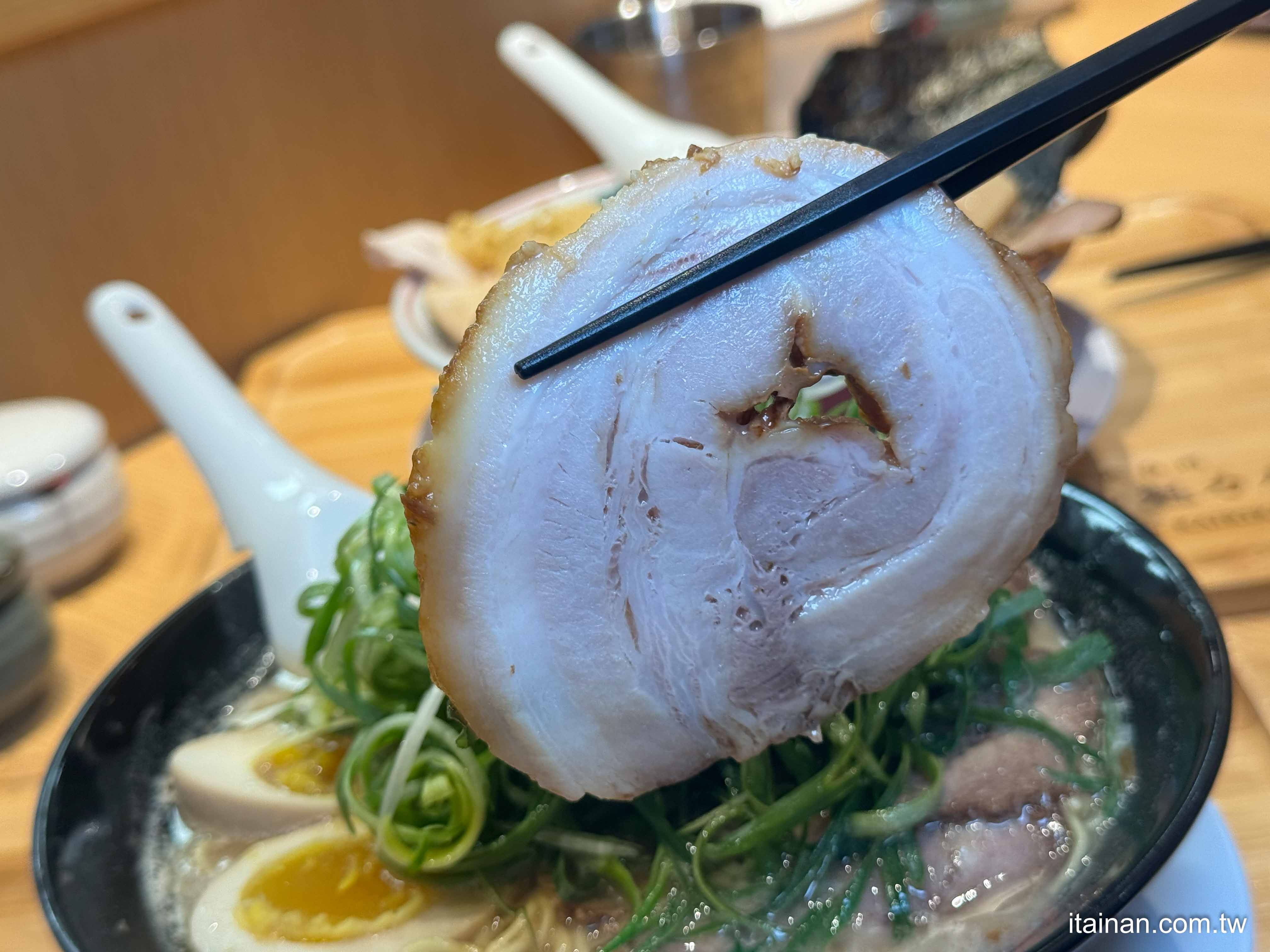 台南拉麵控必收！日本京都名店「魁力屋」來了，台灣限定湯頭大公開 ｜新光三越小北門店美食