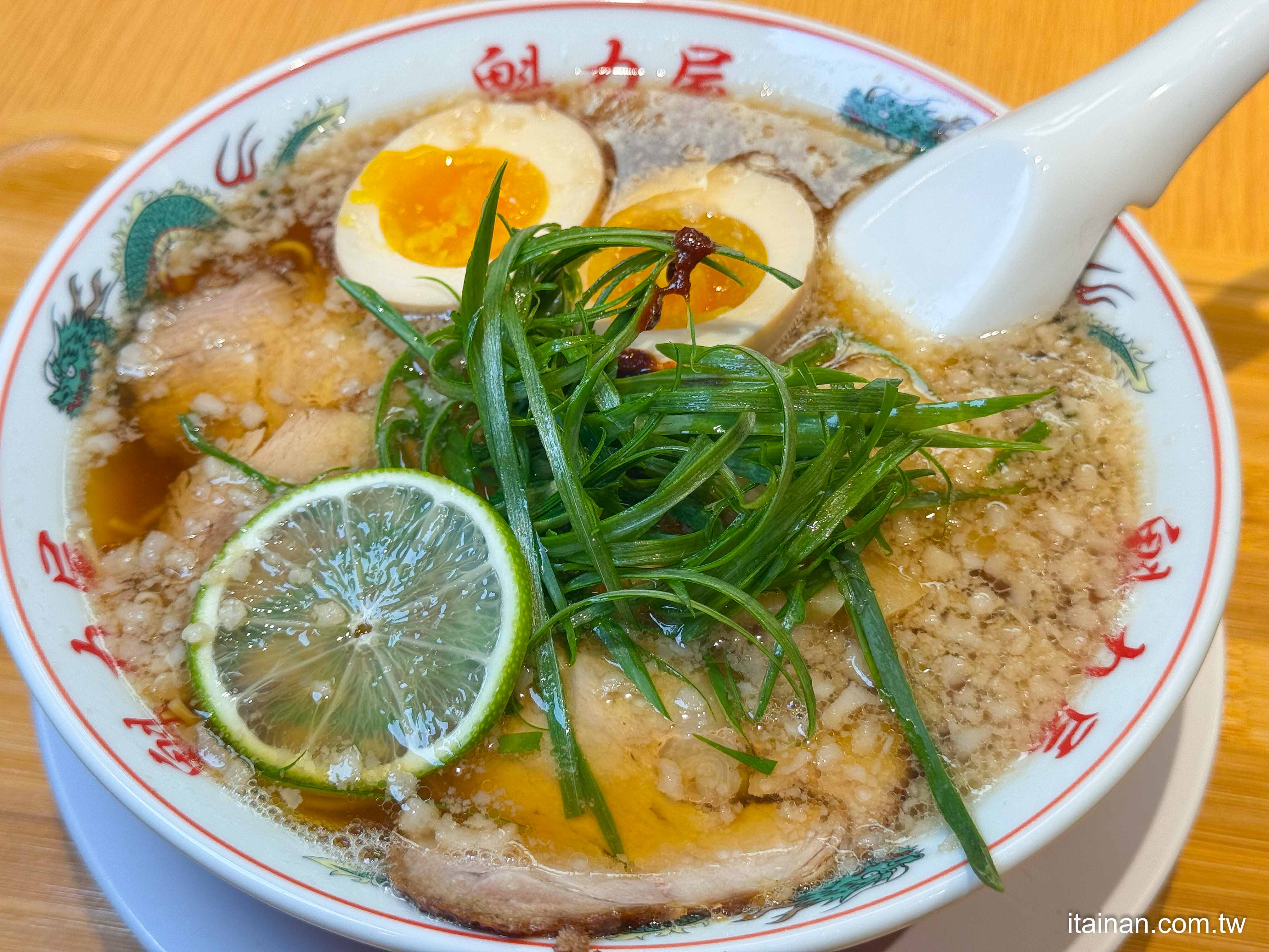 台南拉麵控必收！日本京都名店「魁力屋」來了，台灣限定湯頭大公開 ｜新光三越小北門店美食
