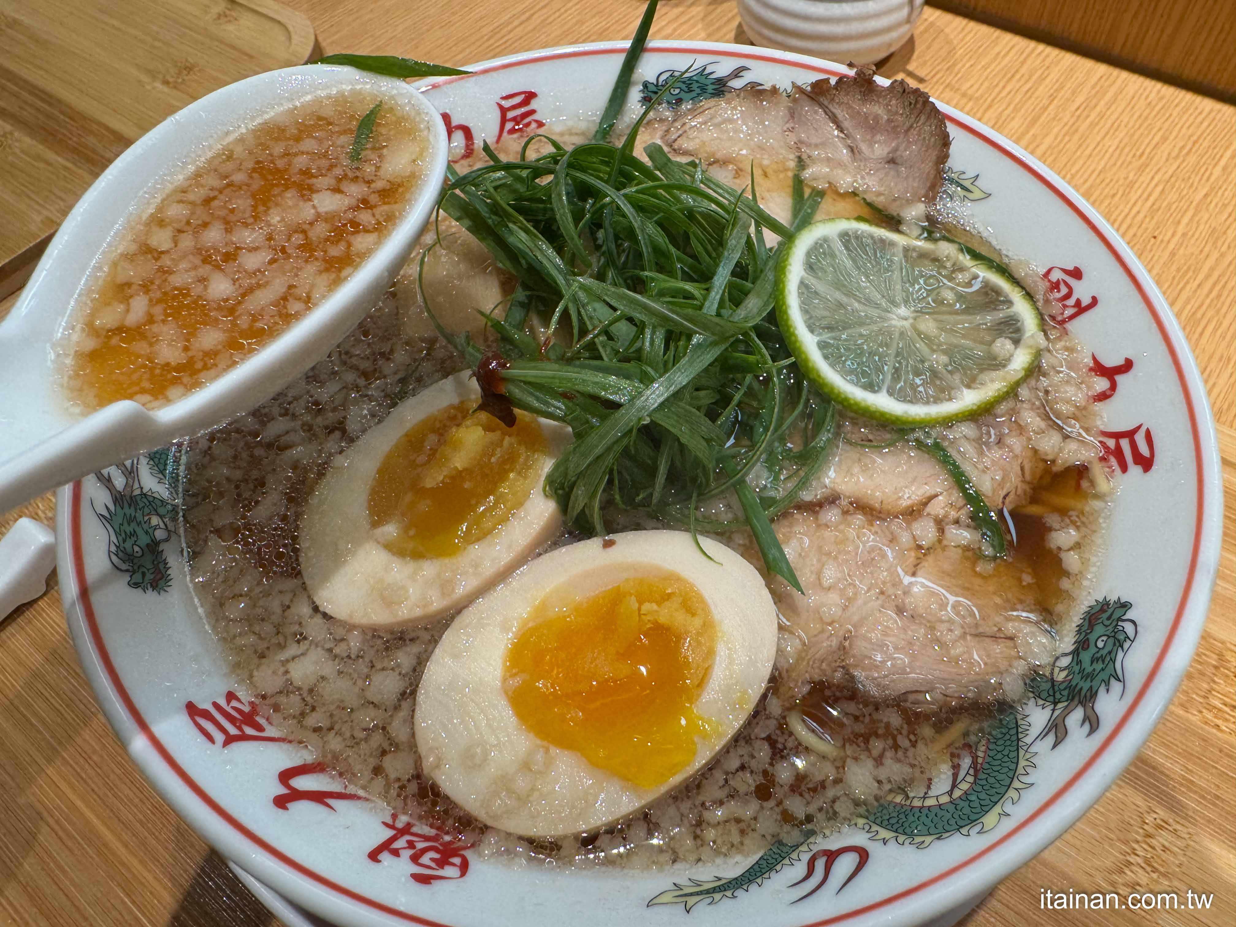 台南拉麵控必收！日本京都名店「魁力屋」來了，台灣限定湯頭大公開 ｜新光三越小北門店美食