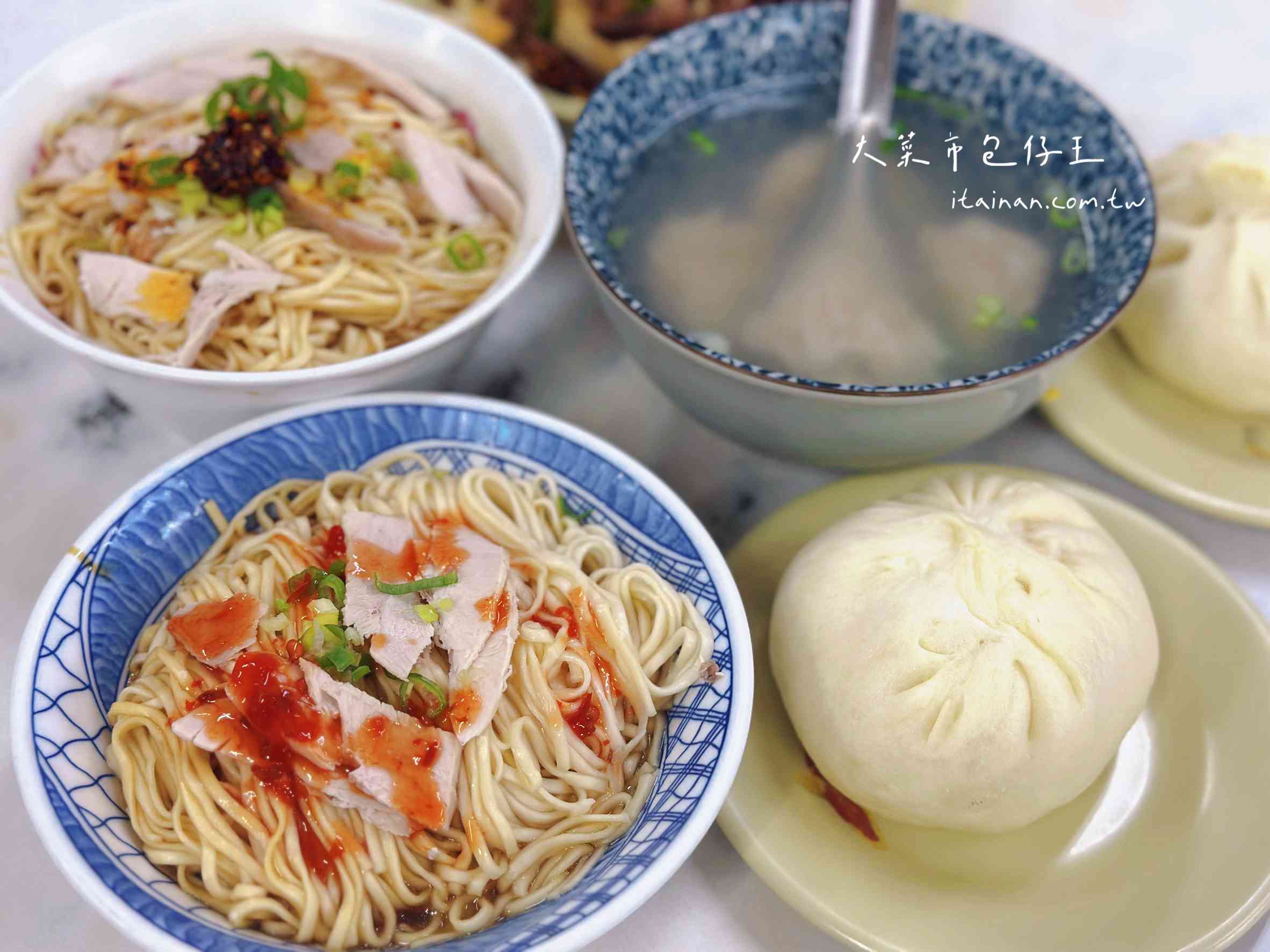 一口豬油香乾拌麵配上一顆肉包，手工真味勾回記憶裡的台南老味道，飄香逾一甲子的「大菜市包仔王」