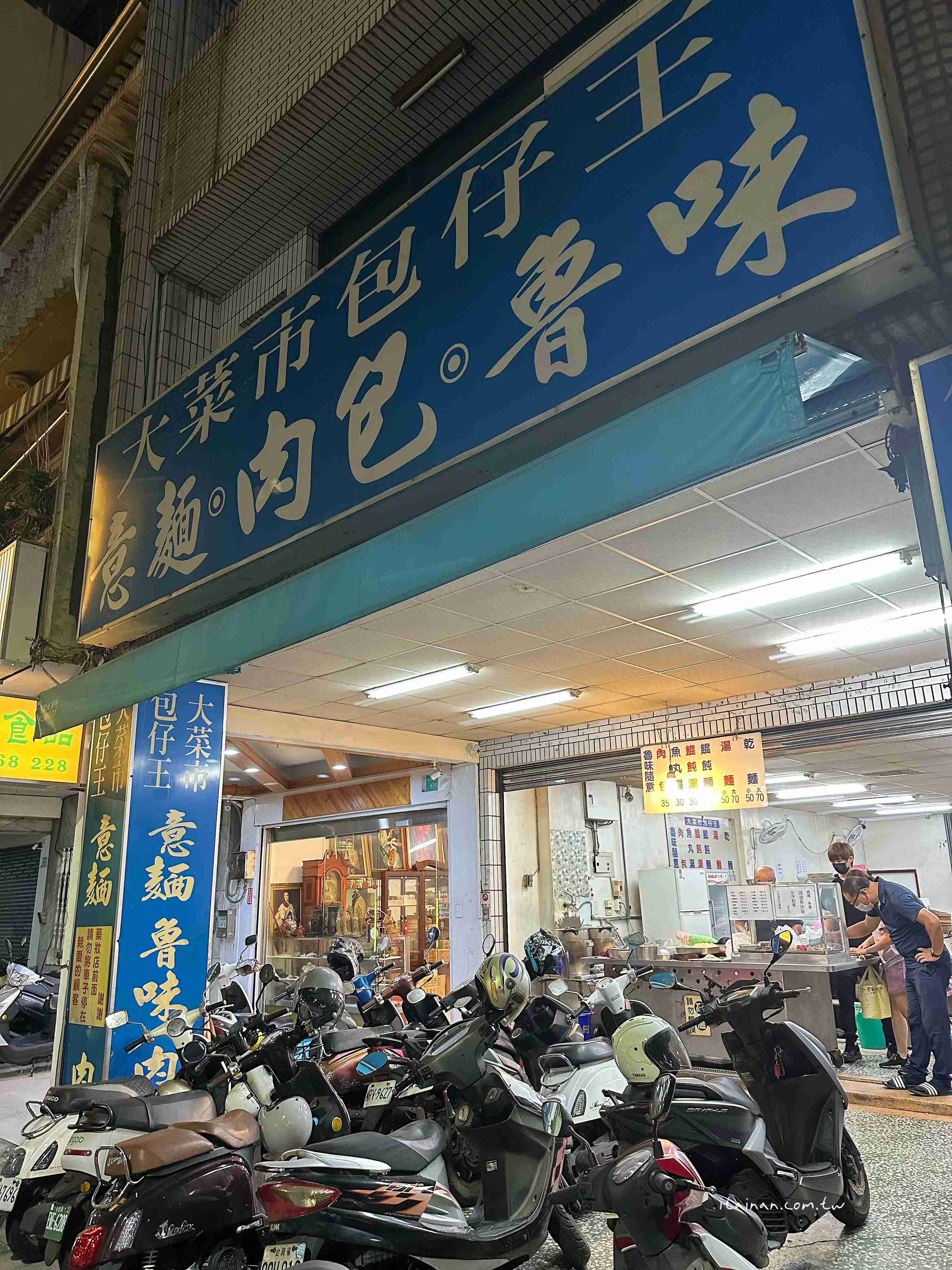 一口豬油香乾拌麵配上一顆肉包，手工真味勾回記憶裡的台南老味道，飄香逾一甲子的「大菜市包仔王」