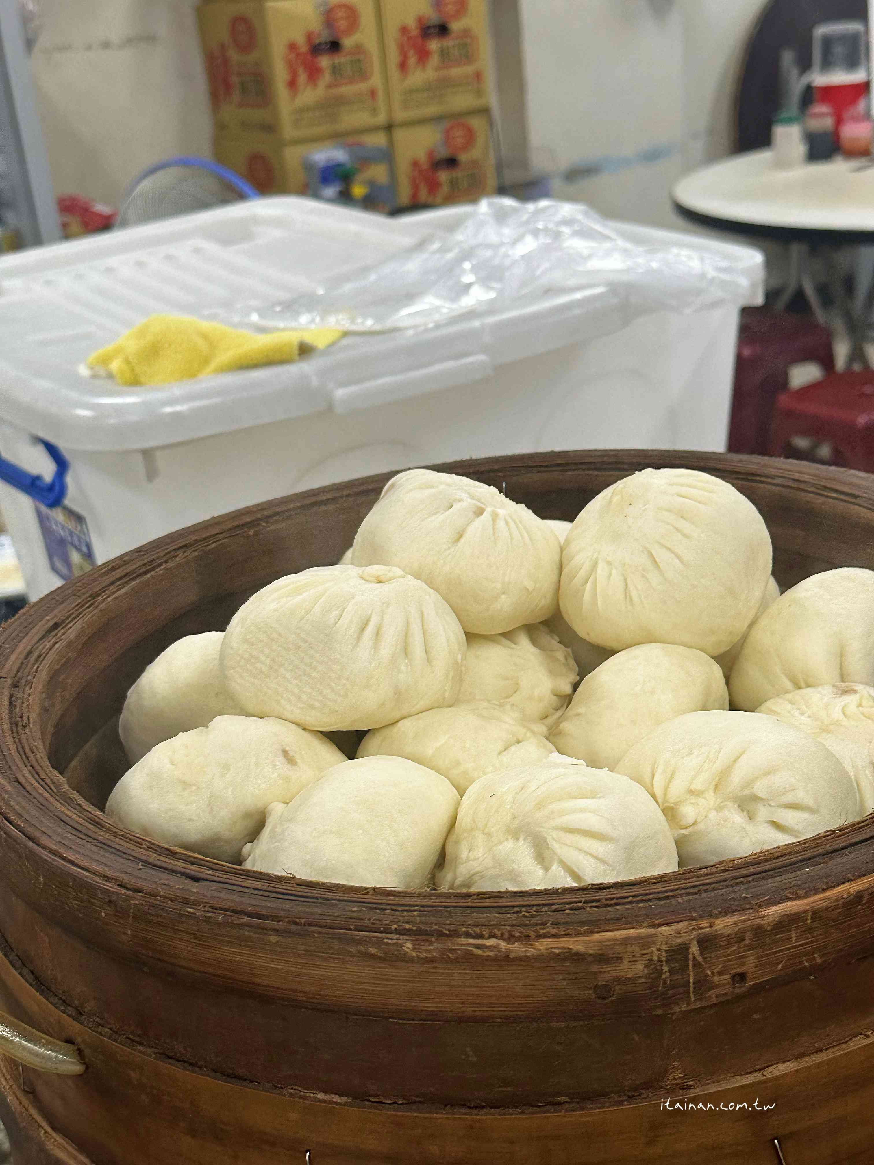一口豬油香乾拌麵配上一顆肉包，手工真味勾回記憶裡的台南老味道，飄香逾一甲子的「大菜市包仔王」