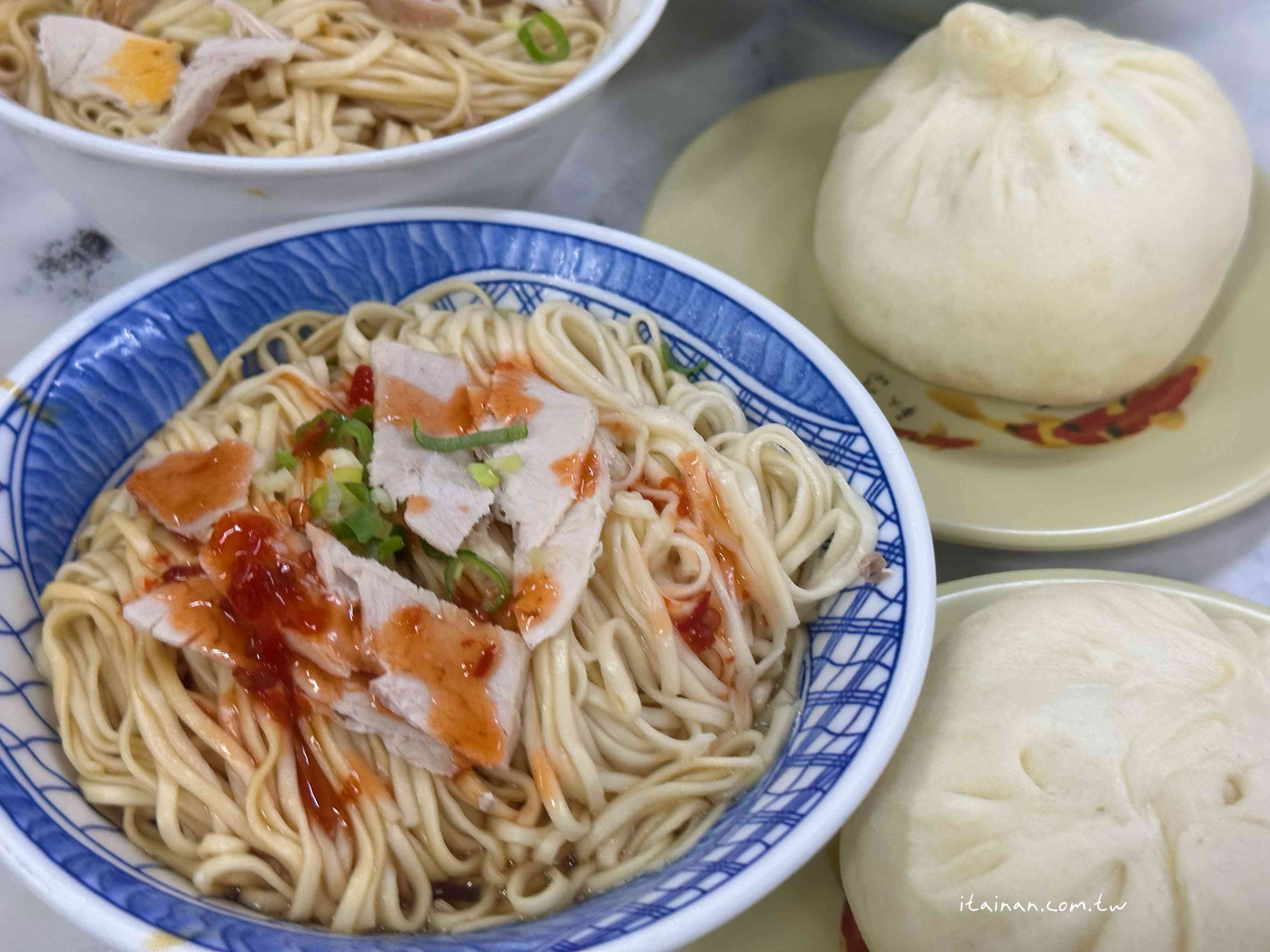 一口豬油香乾拌麵配上一顆肉包，手工真味勾回記憶裡的台南老味道，飄香逾一甲子的「大菜市包仔王」
