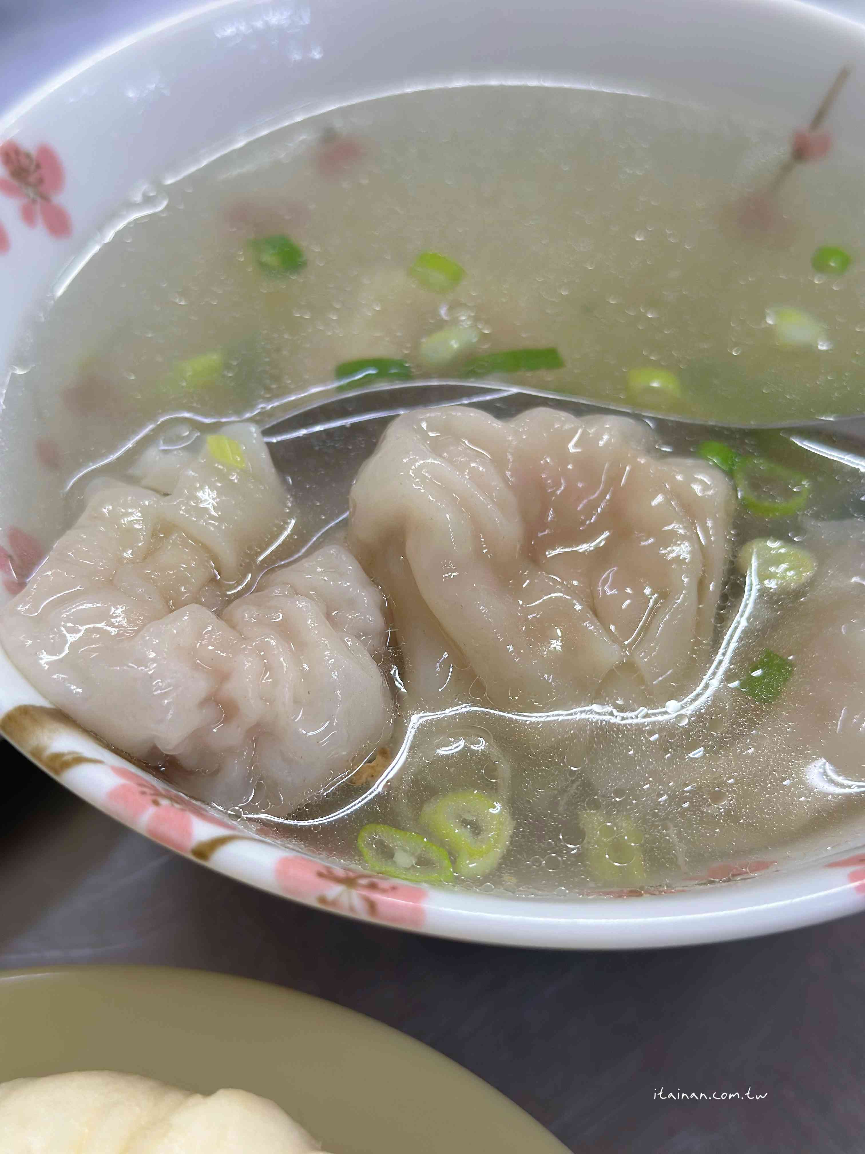 一口豬油香乾拌麵配上一顆肉包，手工真味勾回記憶裡的台南老味道，飄香逾一甲子的「大菜市包仔王」