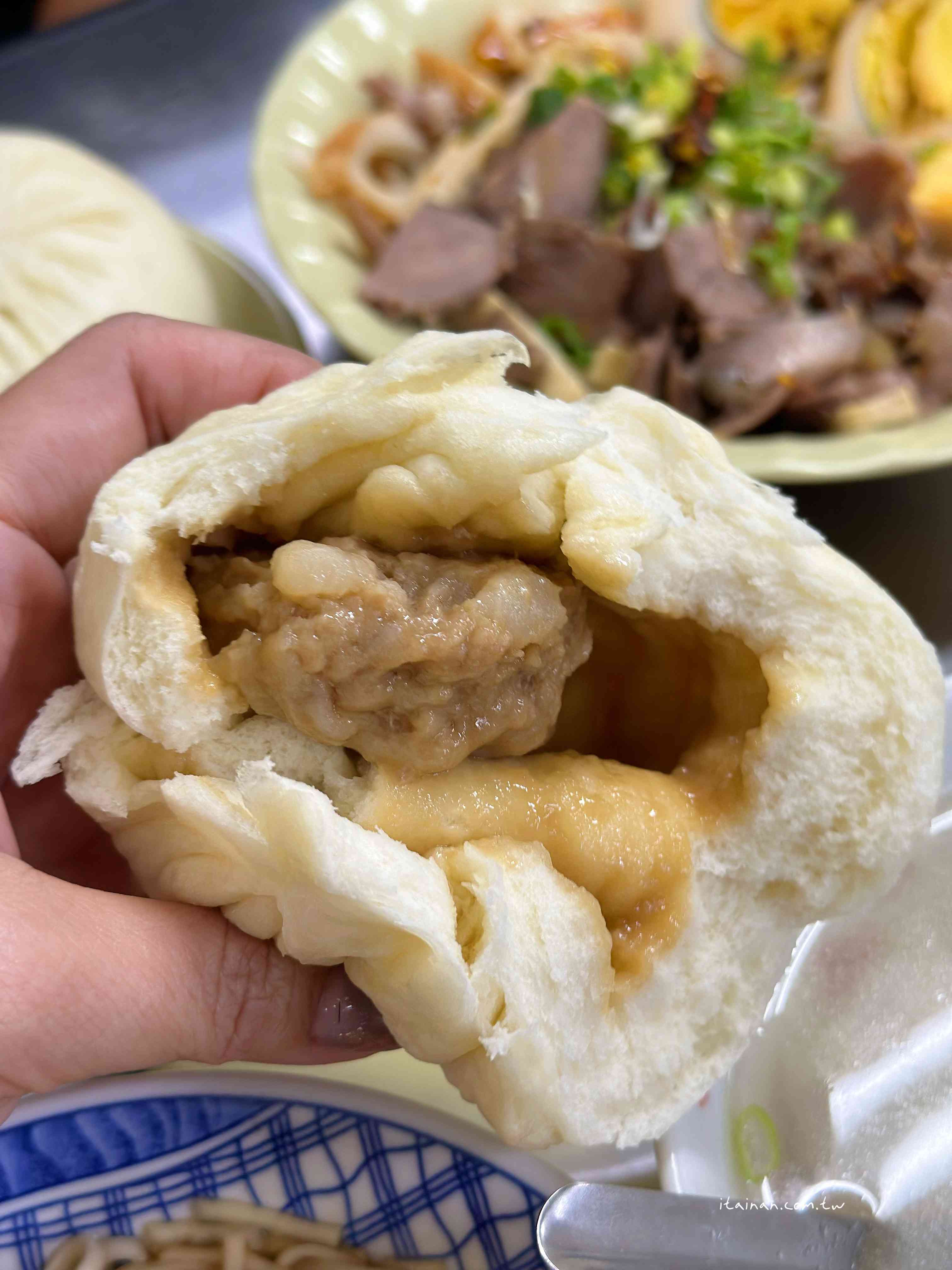 一口豬油香乾拌麵配上一顆肉包，手工真味勾回記憶裡的台南老味道，飄香逾一甲子的「大菜市包仔王」