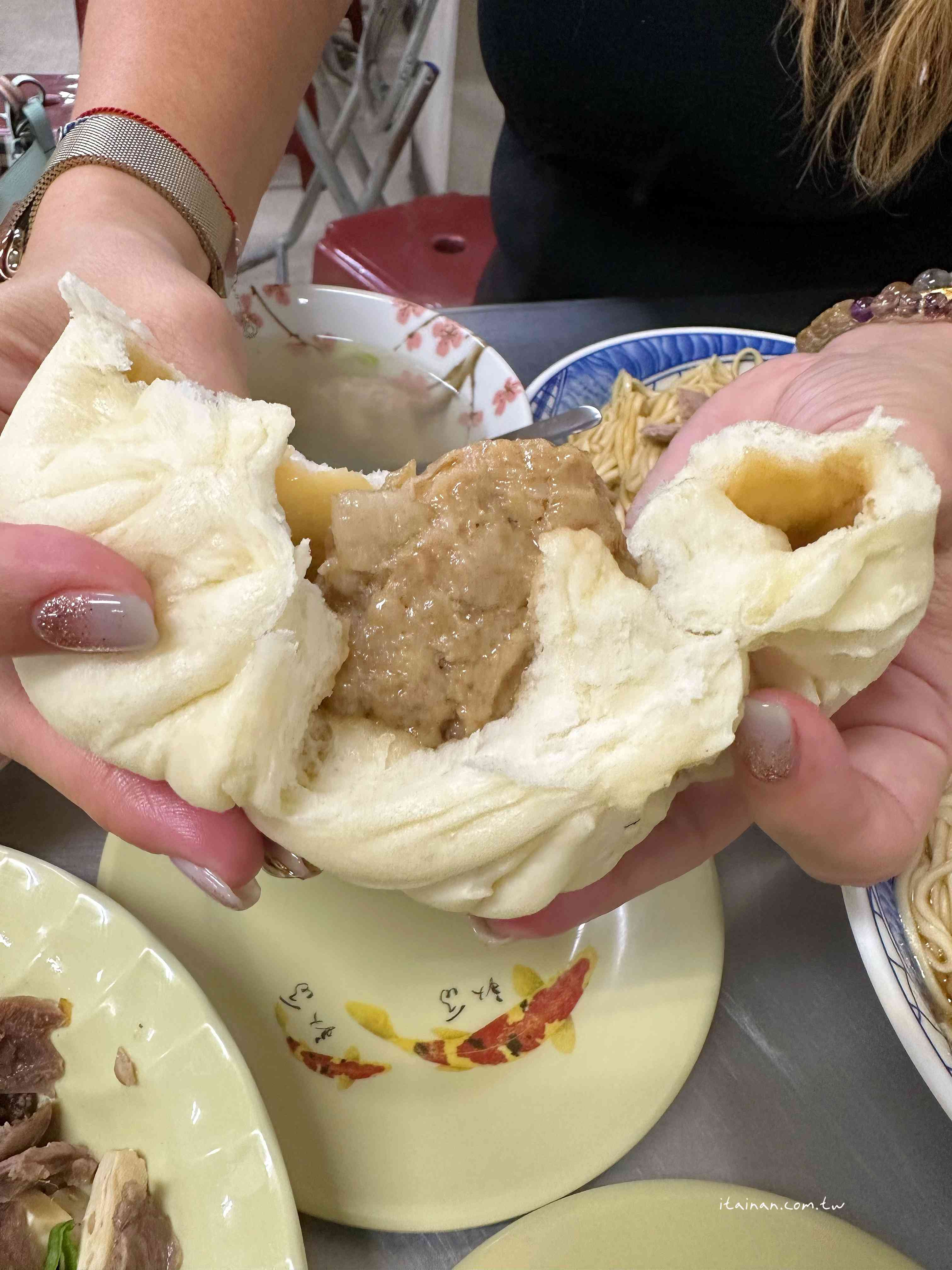 一口豬油香乾拌麵配上一顆肉包，手工真味勾回記憶裡的台南老味道，飄香逾一甲子的「大菜市包仔王」