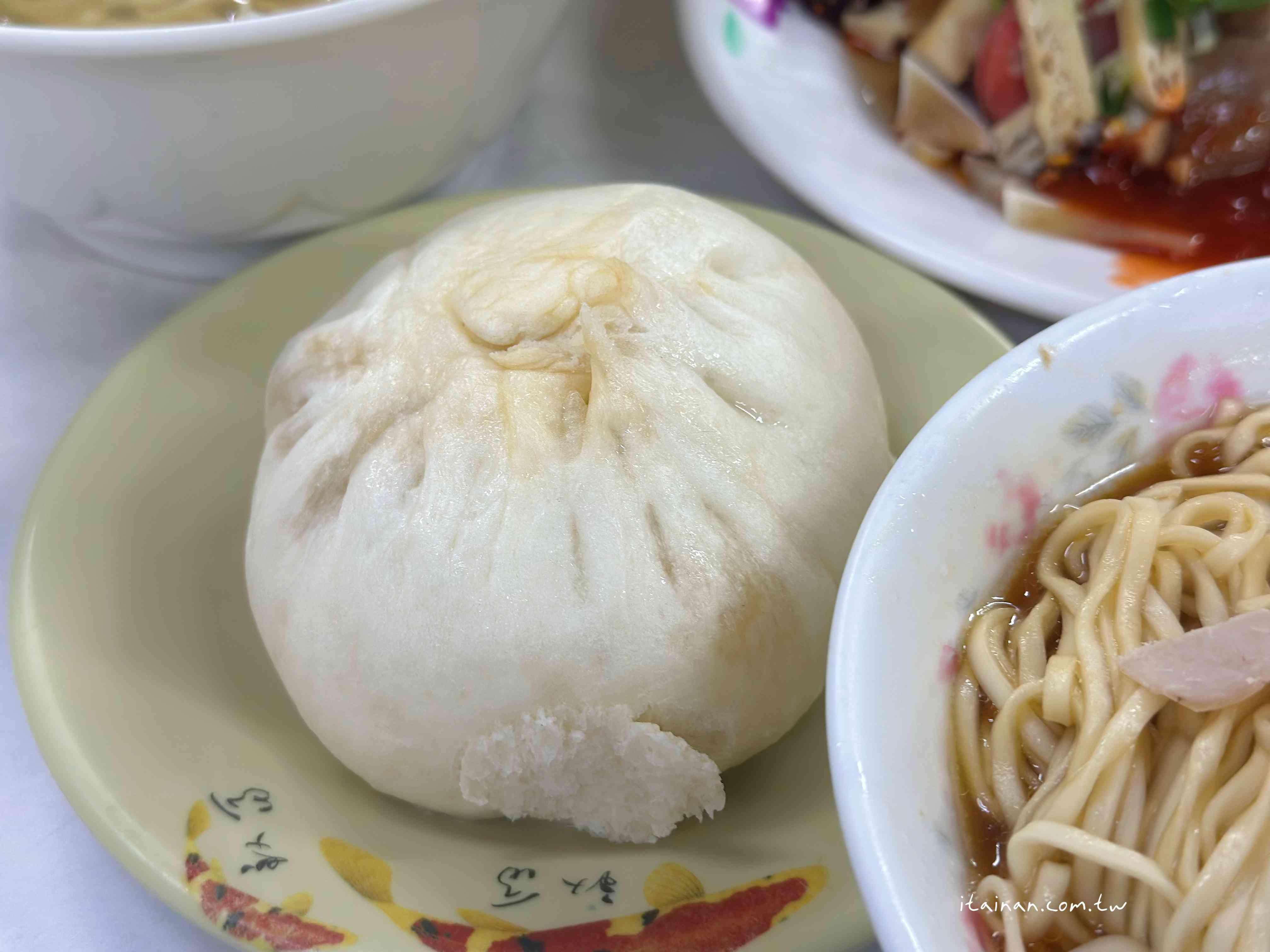 一口豬油香乾拌麵配上一顆肉包，手工真味勾回記憶裡的台南老味道，飄香逾一甲子的「大菜市包仔王」