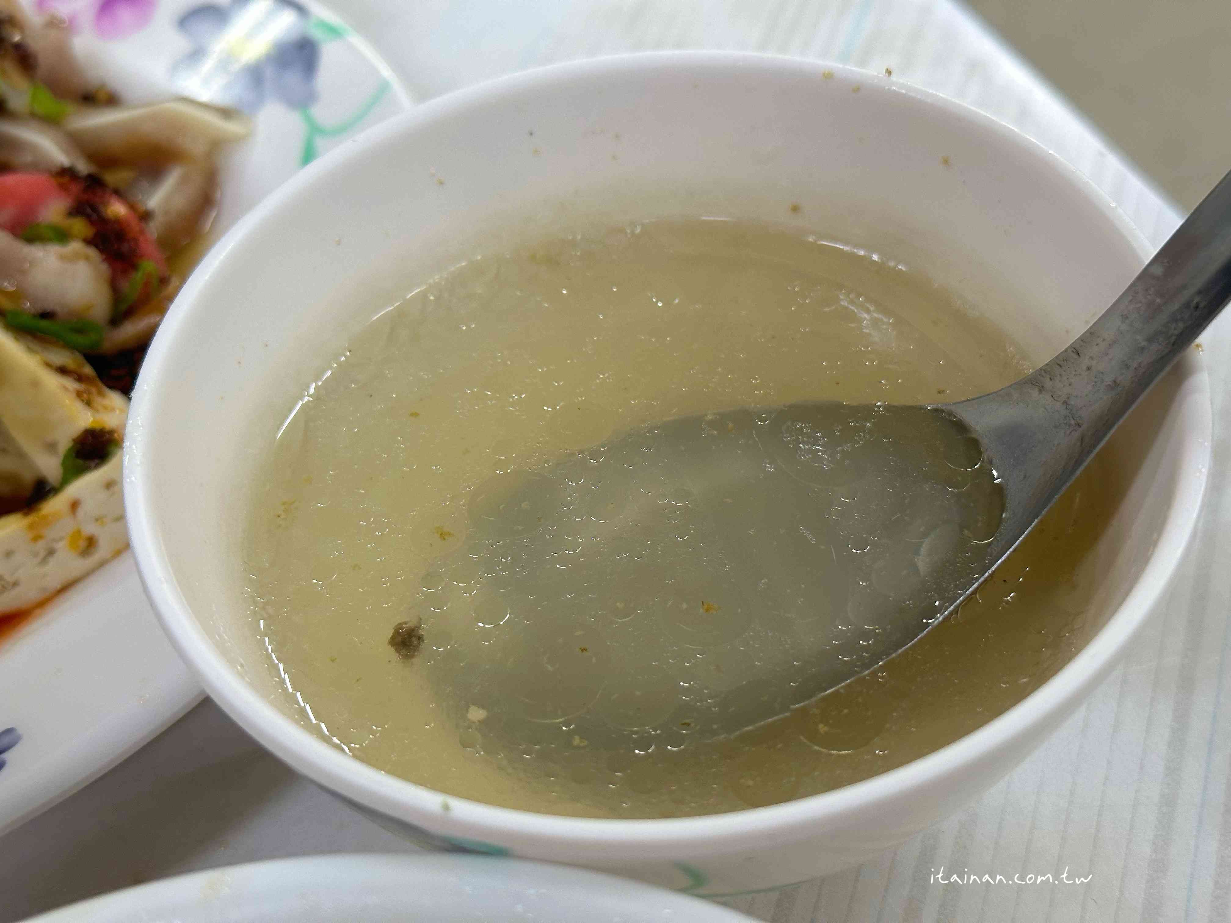 一口豬油香乾拌麵配上一顆肉包，手工真味勾回記憶裡的台南老味道，飄香逾一甲子的「大菜市包仔王」