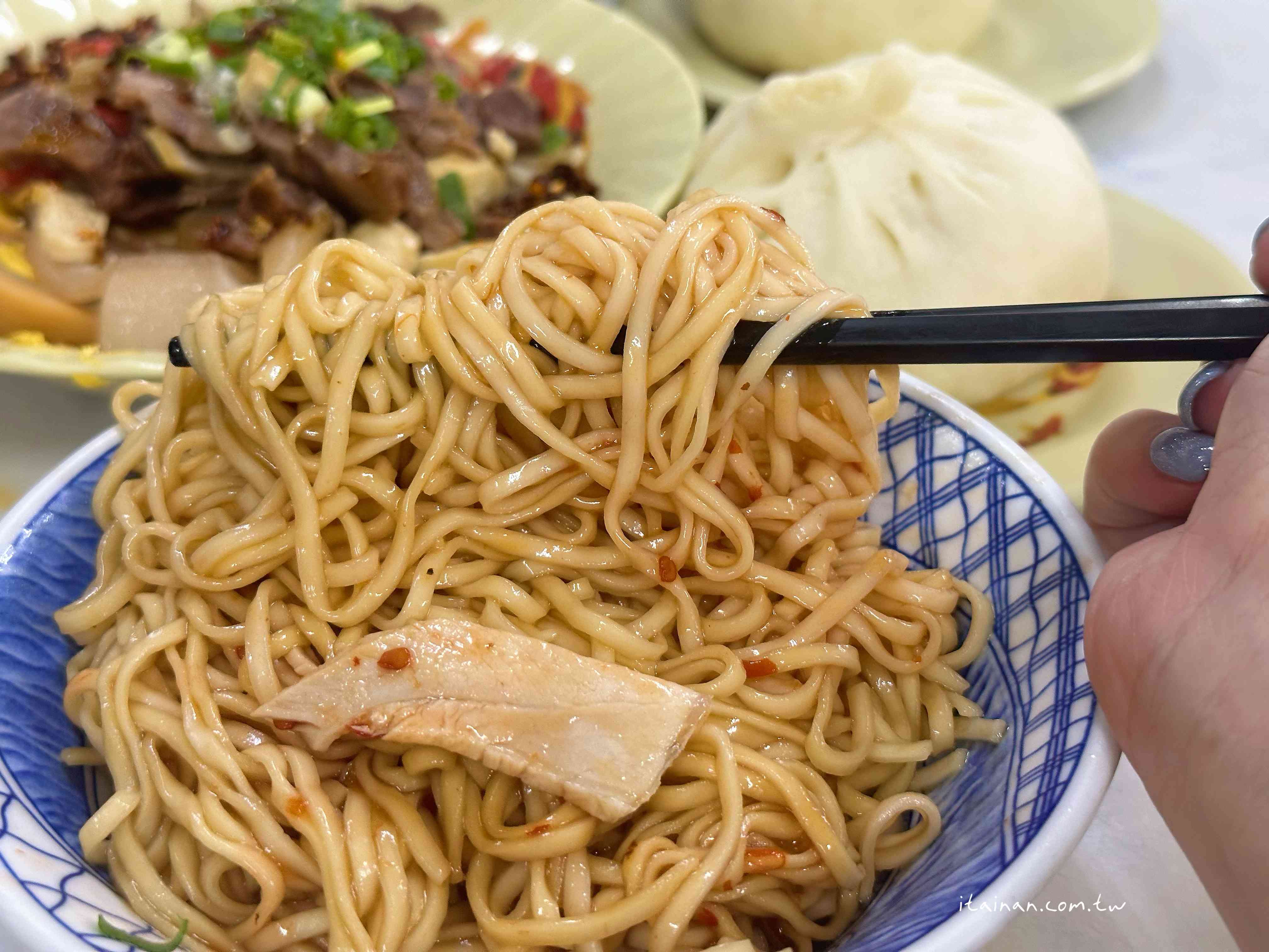 一口豬油香乾拌麵配上一顆肉包，手工真味勾回記憶裡的台南老味道，飄香逾一甲子的「大菜市包仔王」