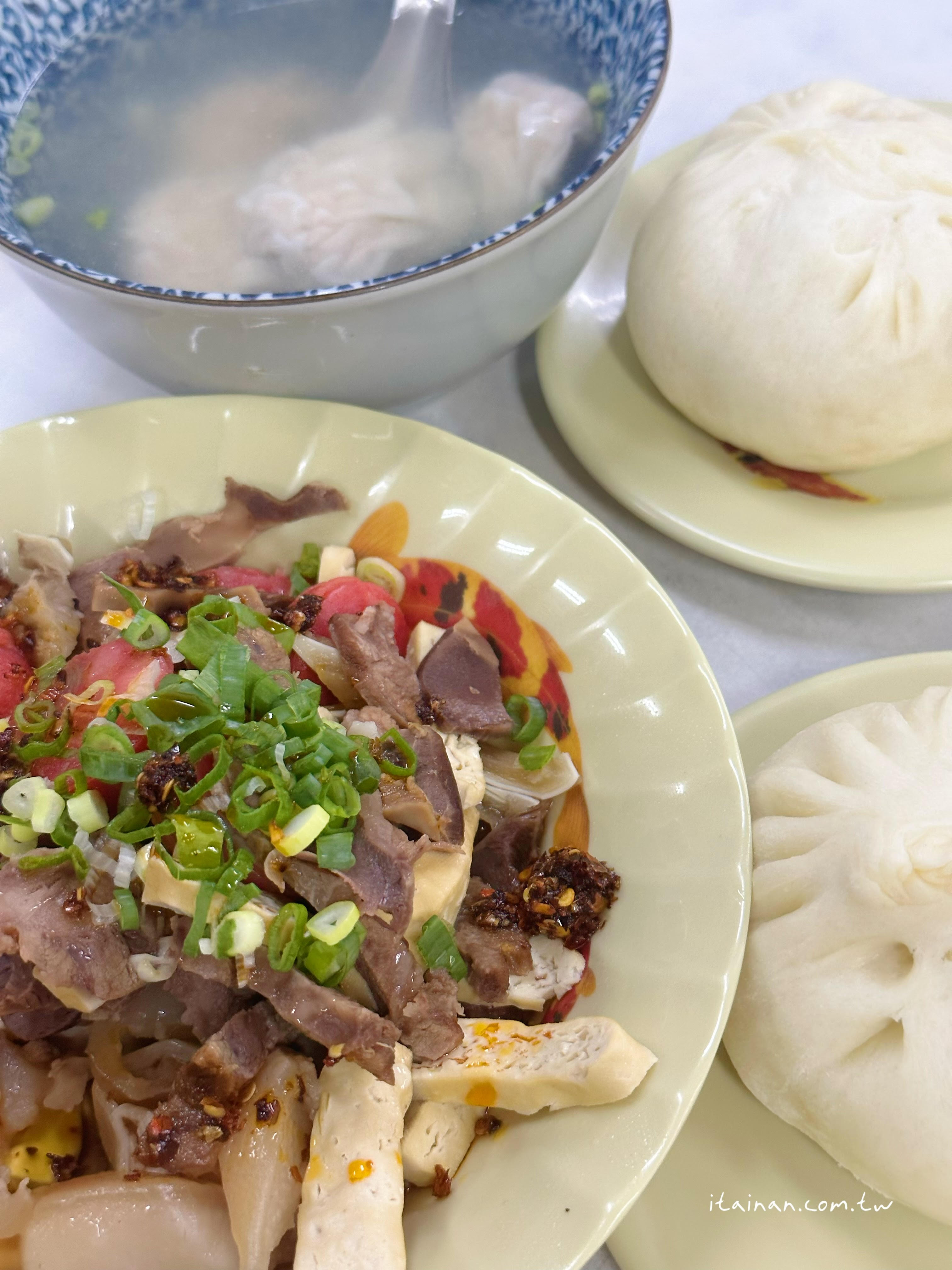 一口豬油香乾拌麵配上一顆肉包，手工真味勾回記憶裡的台南老味道，飄香逾一甲子的「大菜市包仔王」