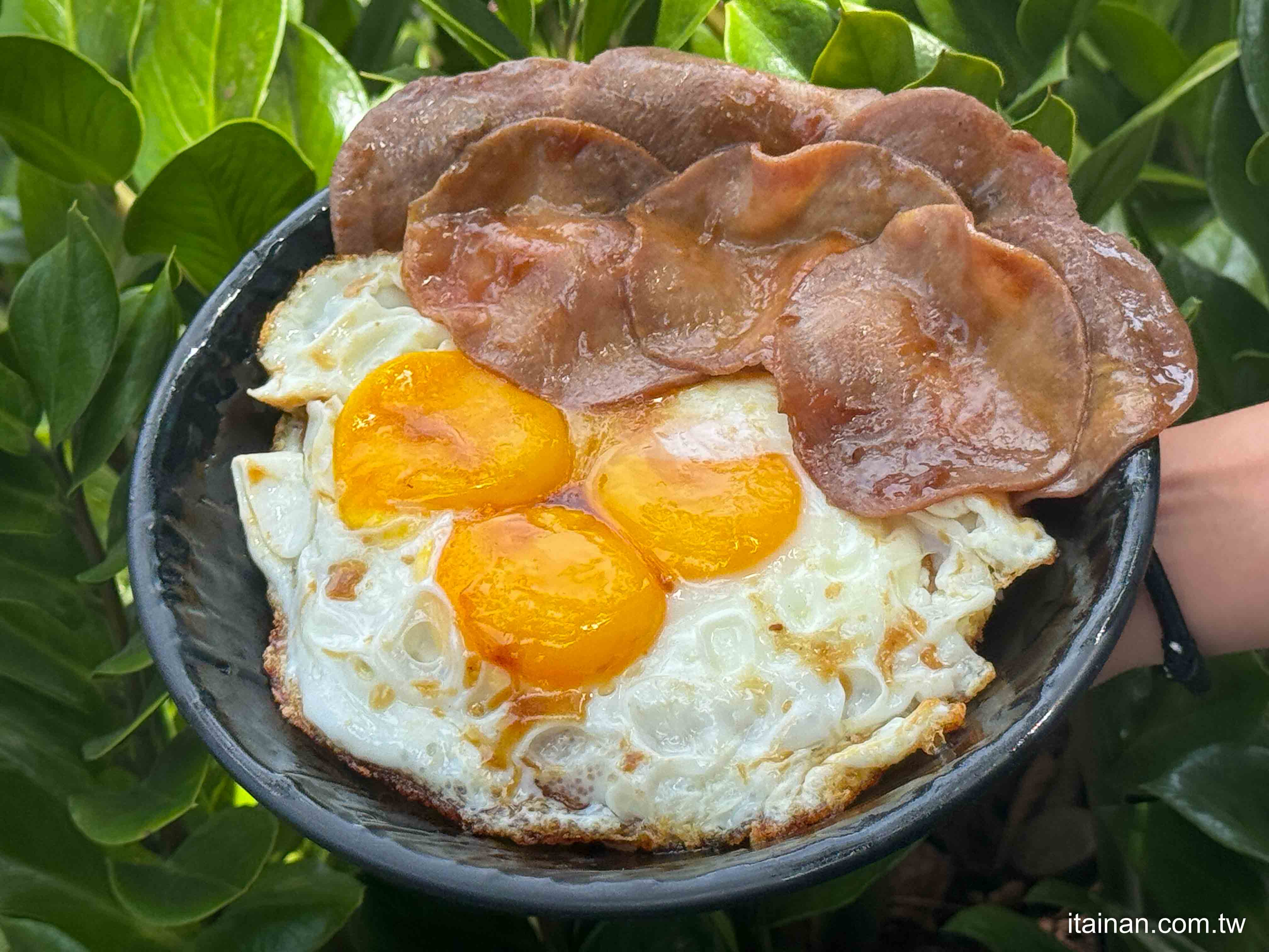 台南豬油拌飯豪邁進化版~肉量炸裂＋三顆蛋黃流心，一次滿足肉控+蛋控「金三益健康茶飲林森店」
