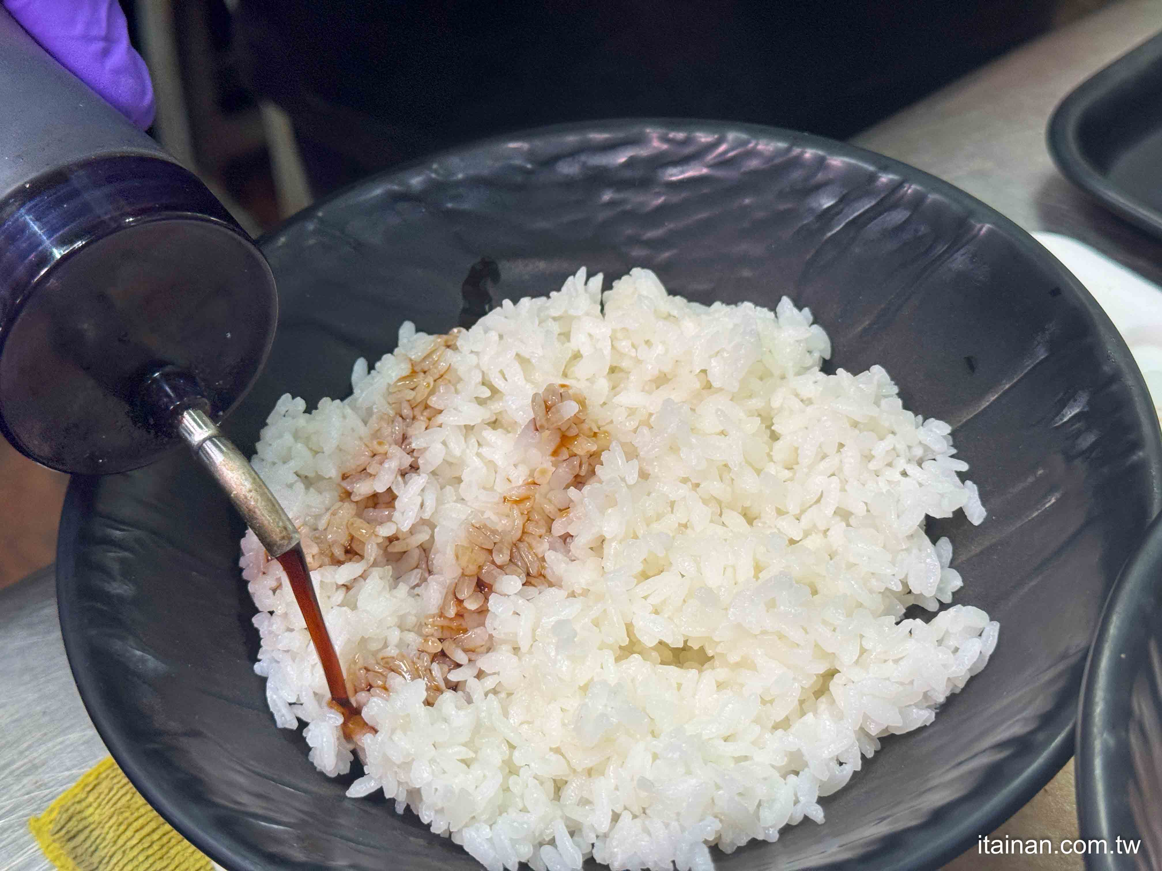 台南豬油拌飯豪邁進化版~肉量炸裂＋三顆蛋黃流心，一次滿足肉控+蛋控「金三益健康茶飲林森店」