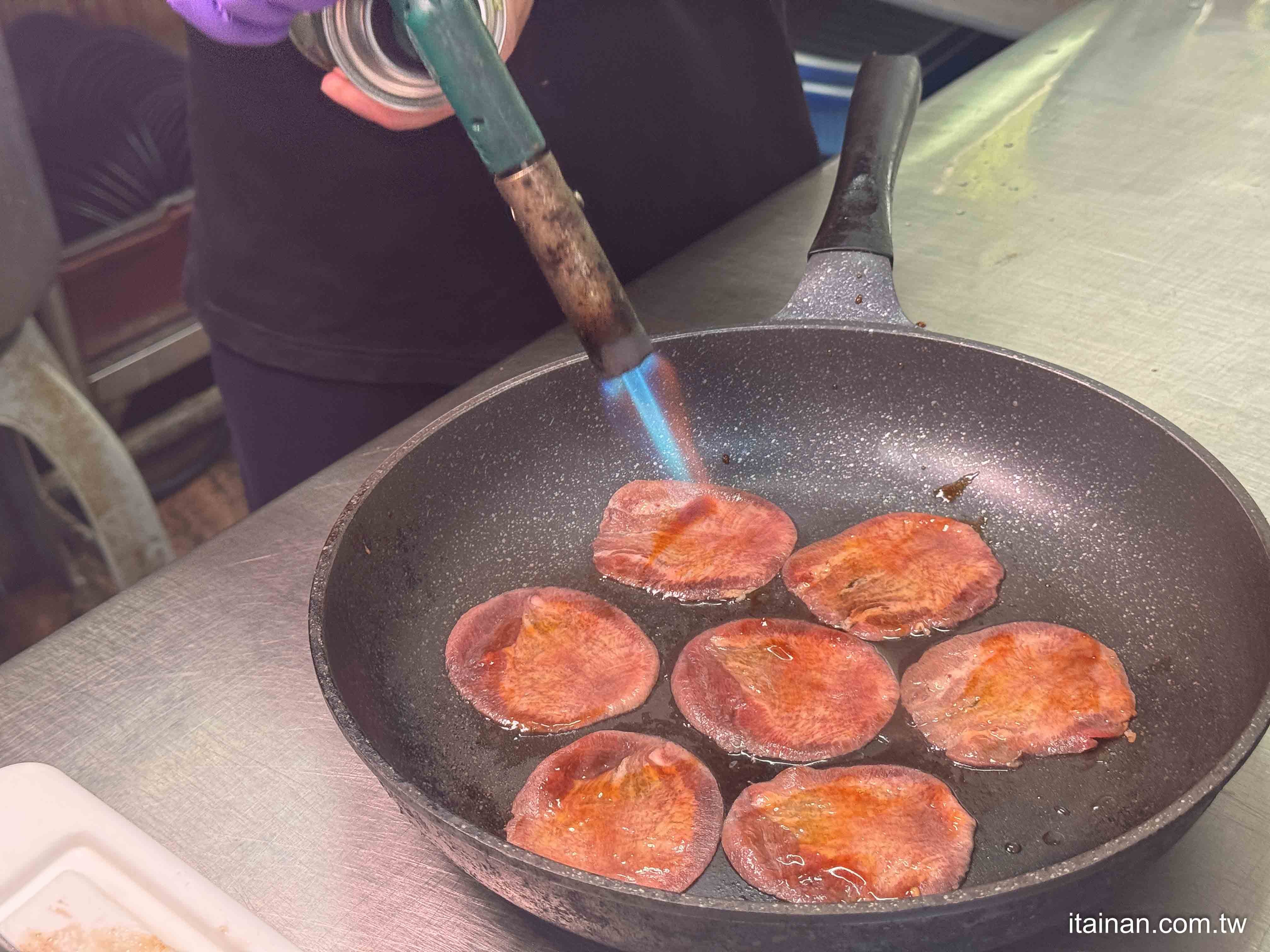 台南豬油拌飯豪邁進化版~肉量炸裂＋三顆蛋黃流心，一次滿足肉控+蛋控「金三益健康茶飲林森店」