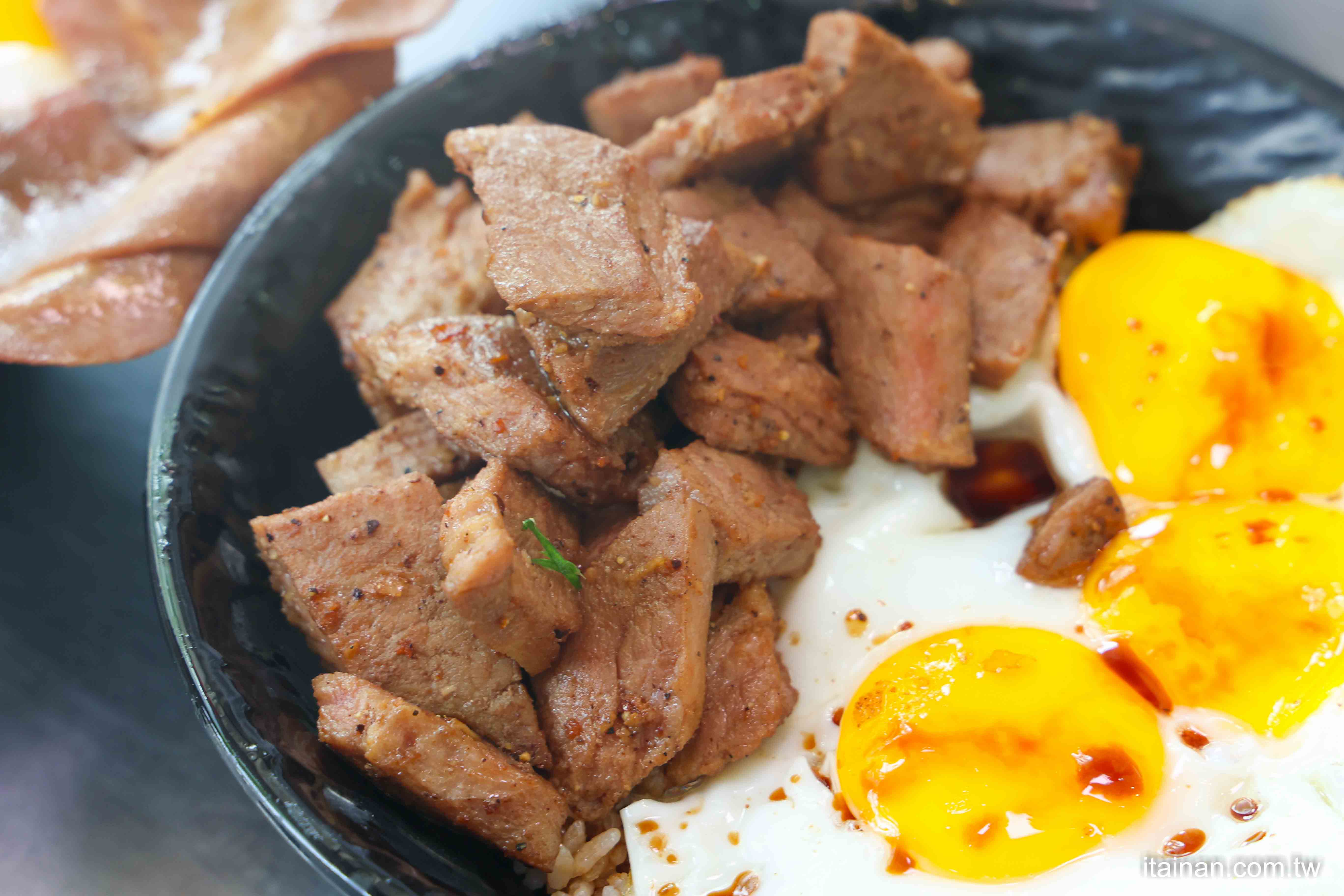 台南豬油拌飯豪邁進化版~肉量炸裂＋三顆蛋黃流心，一次滿足肉控+蛋控「金三益健康茶飲林森店」