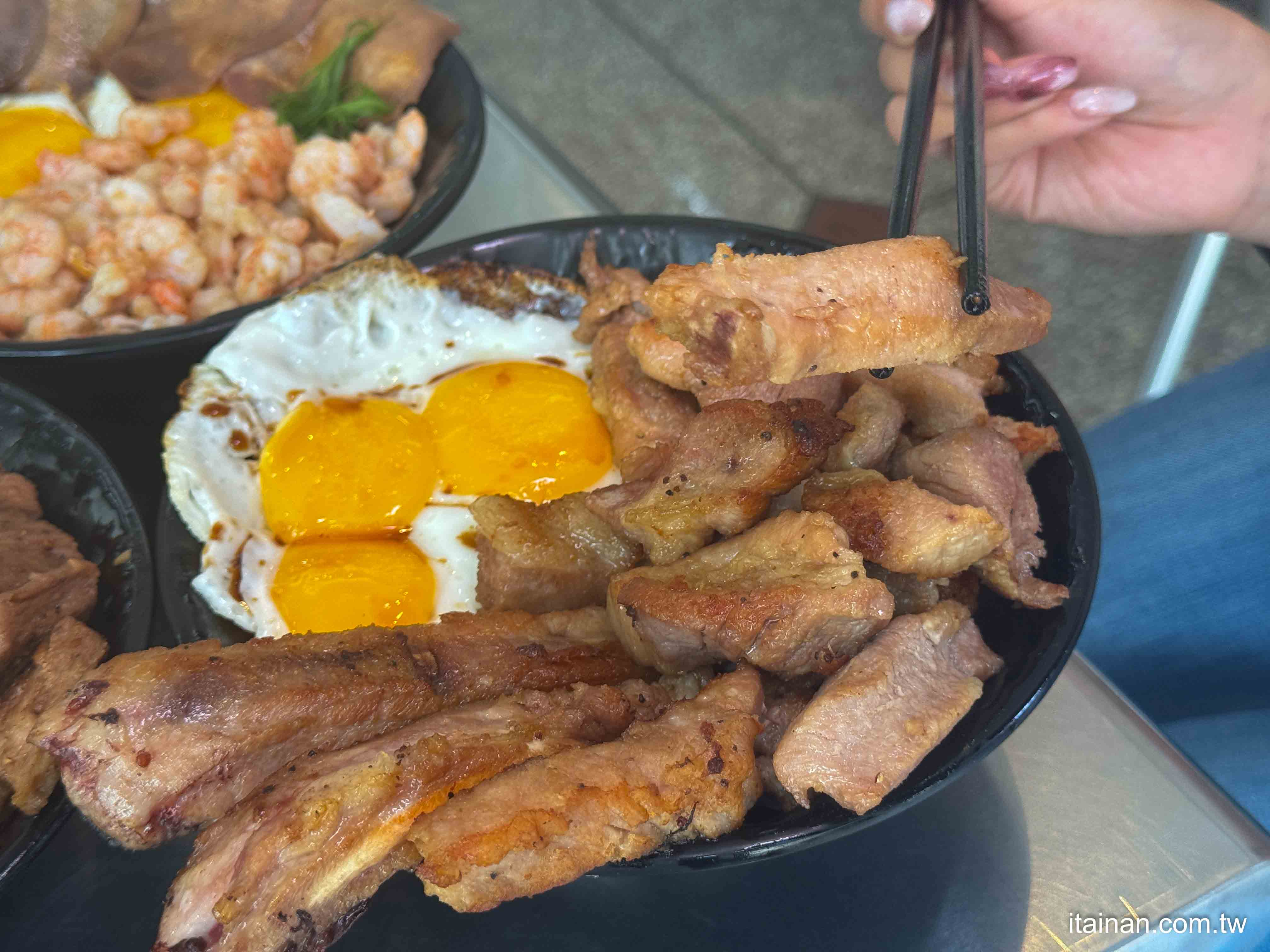 台南豬油拌飯豪邁進化版~肉量炸裂＋三顆蛋黃流心，一次滿足肉控+蛋控「金三益健康茶飲林森店」