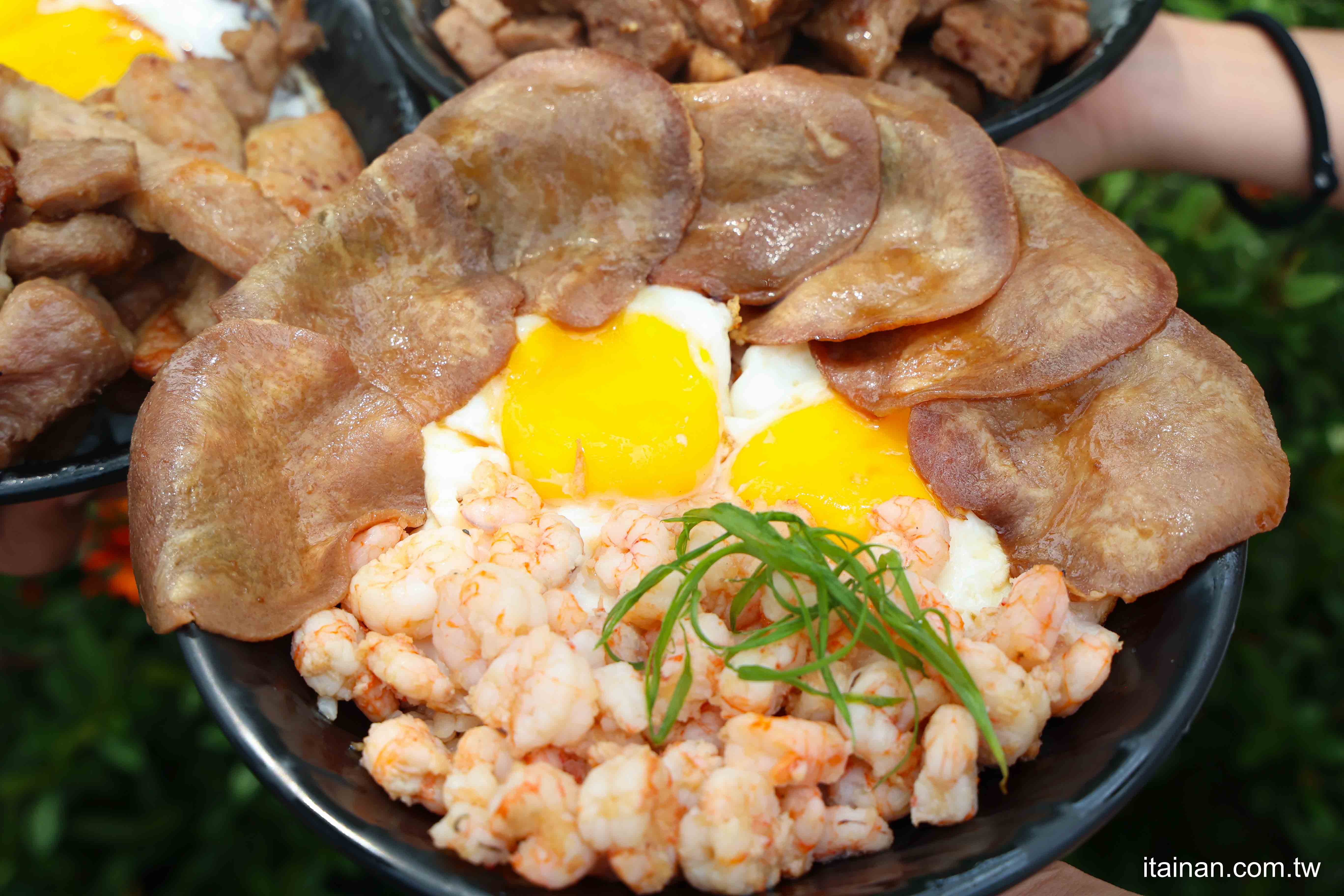 台南豬油拌飯豪邁進化版~肉量炸裂＋三顆蛋黃流心，一次滿足肉控+蛋控「金三益健康茶飲林森店」