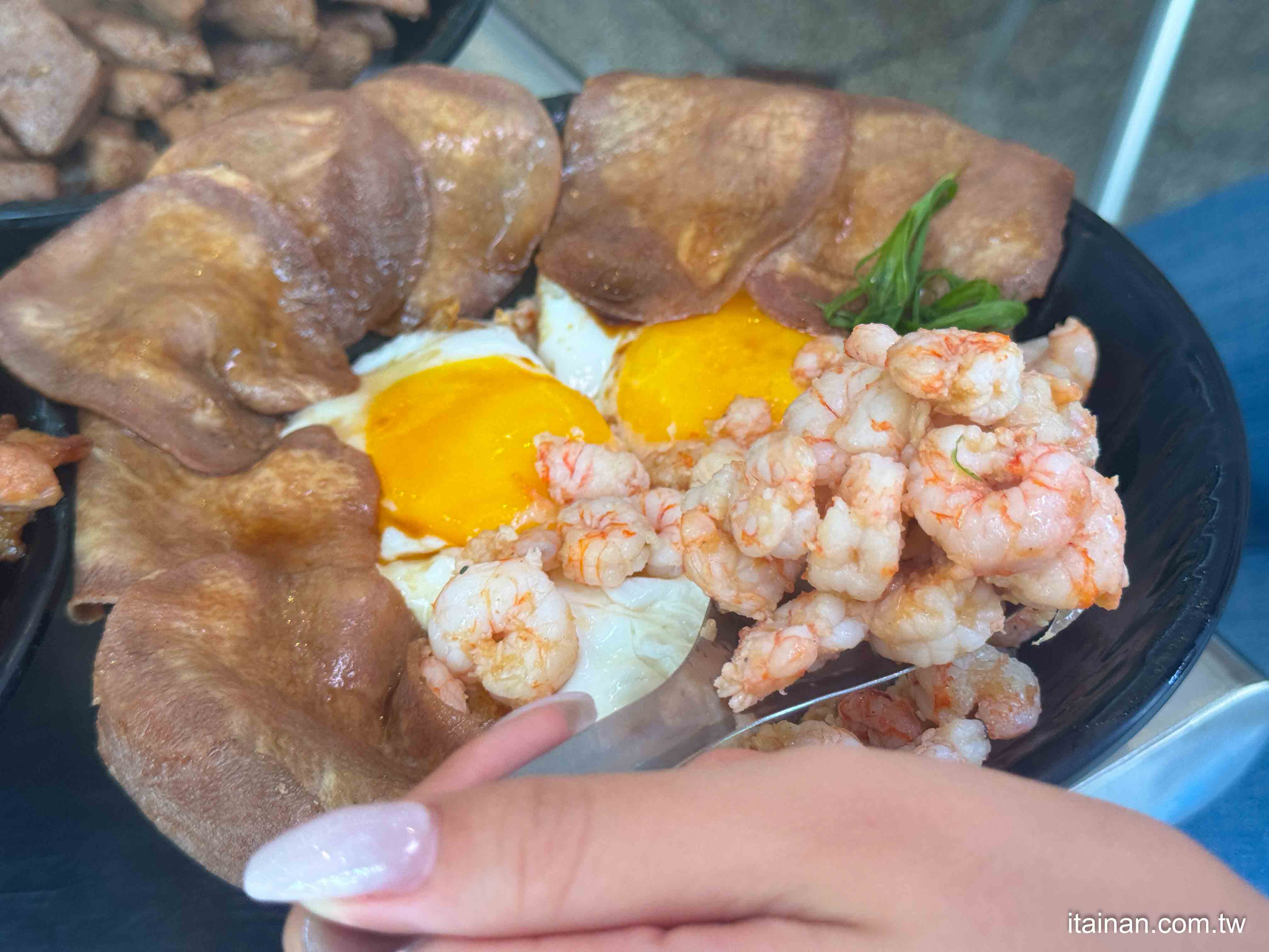 台南豬油拌飯豪邁進化版~肉量炸裂＋三顆蛋黃流心，一次滿足肉控+蛋控「金三益健康茶飲林森店」