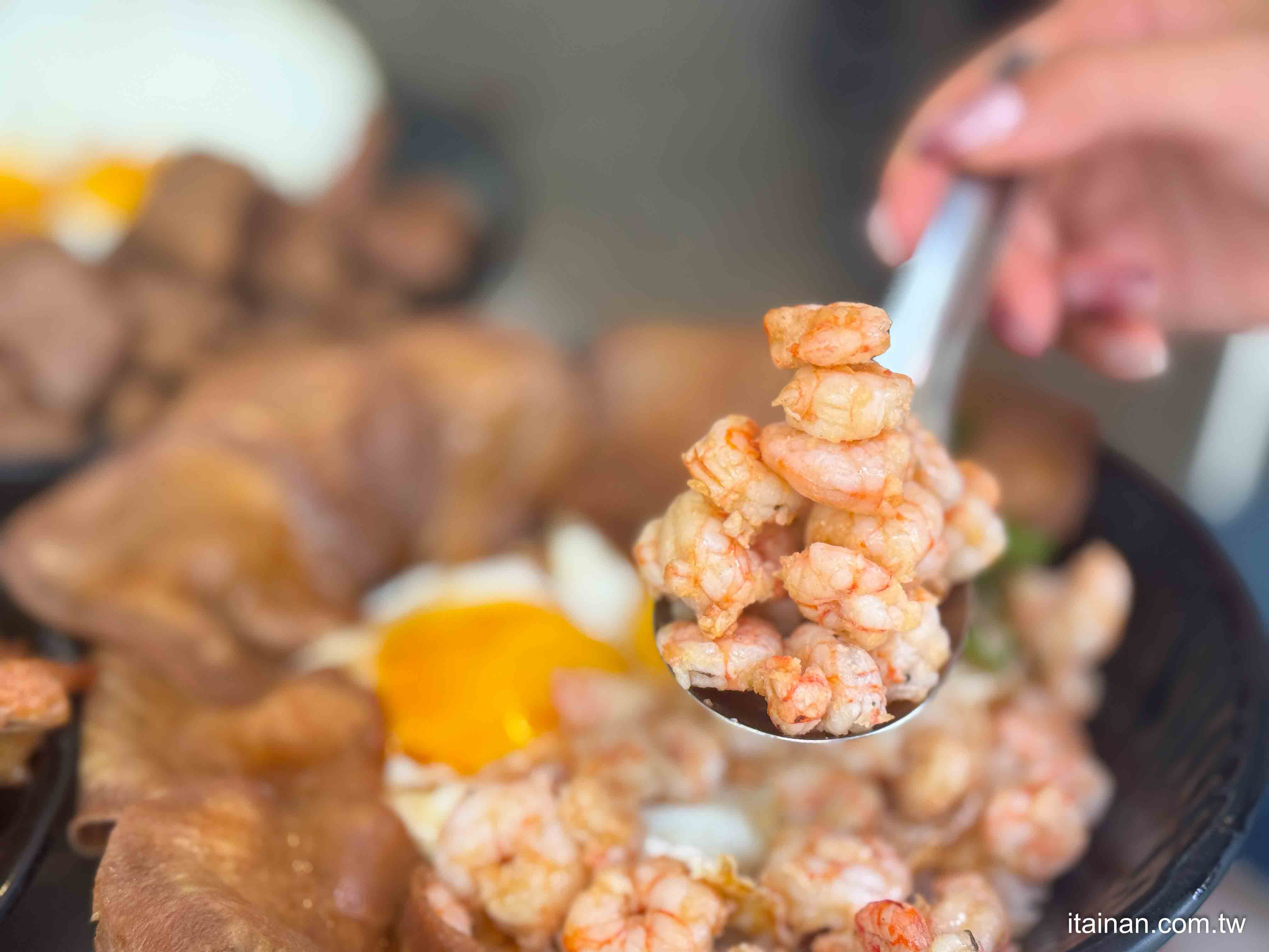 台南豬油拌飯豪邁進化版~肉量炸裂＋三顆蛋黃流心，一次滿足肉控+蛋控「金三益健康茶飲林森店」