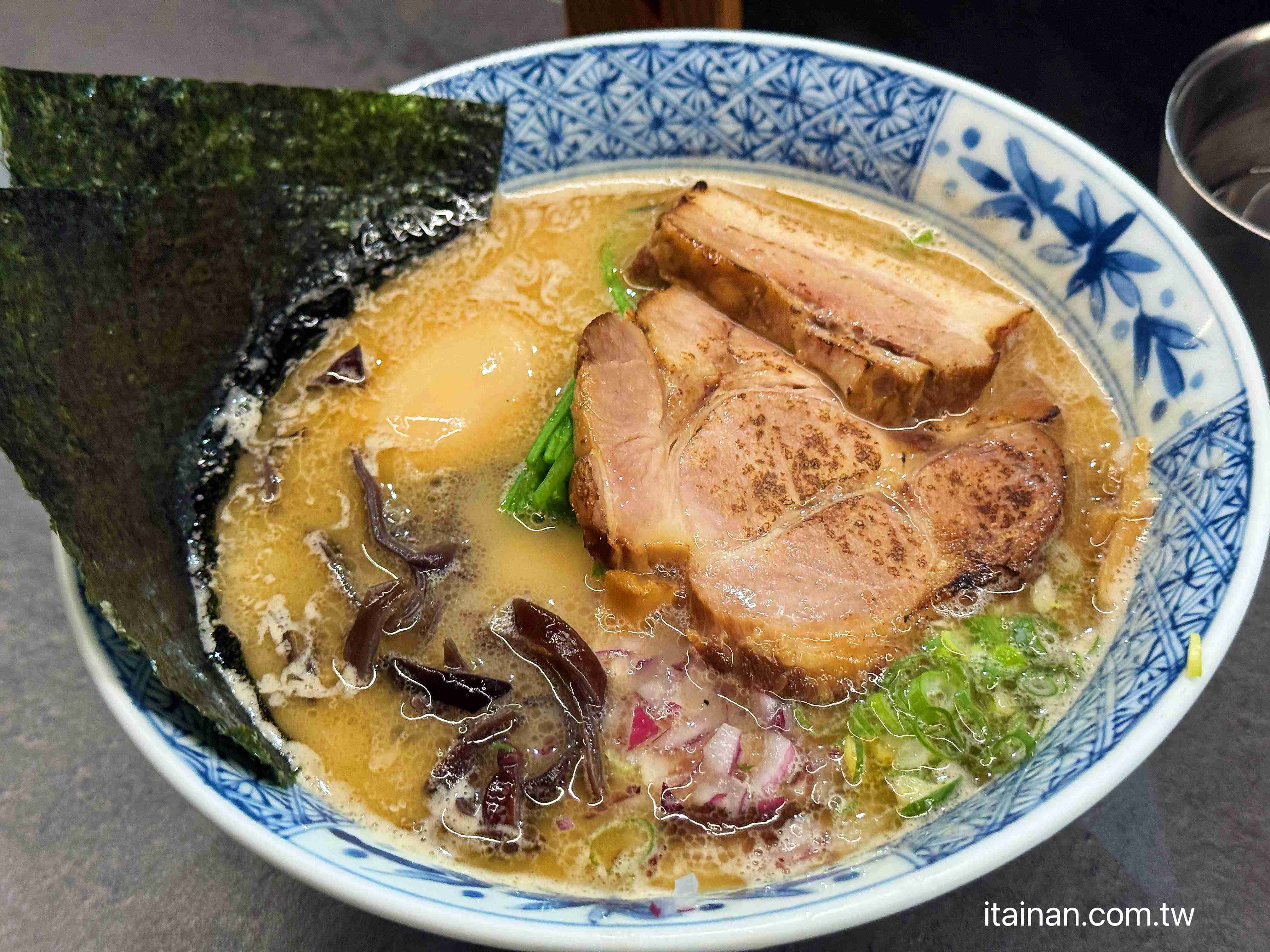 【台南東區美食】拉麵濃厚好吃，但煎餃才是最大驚喜「漣戶拉麵」