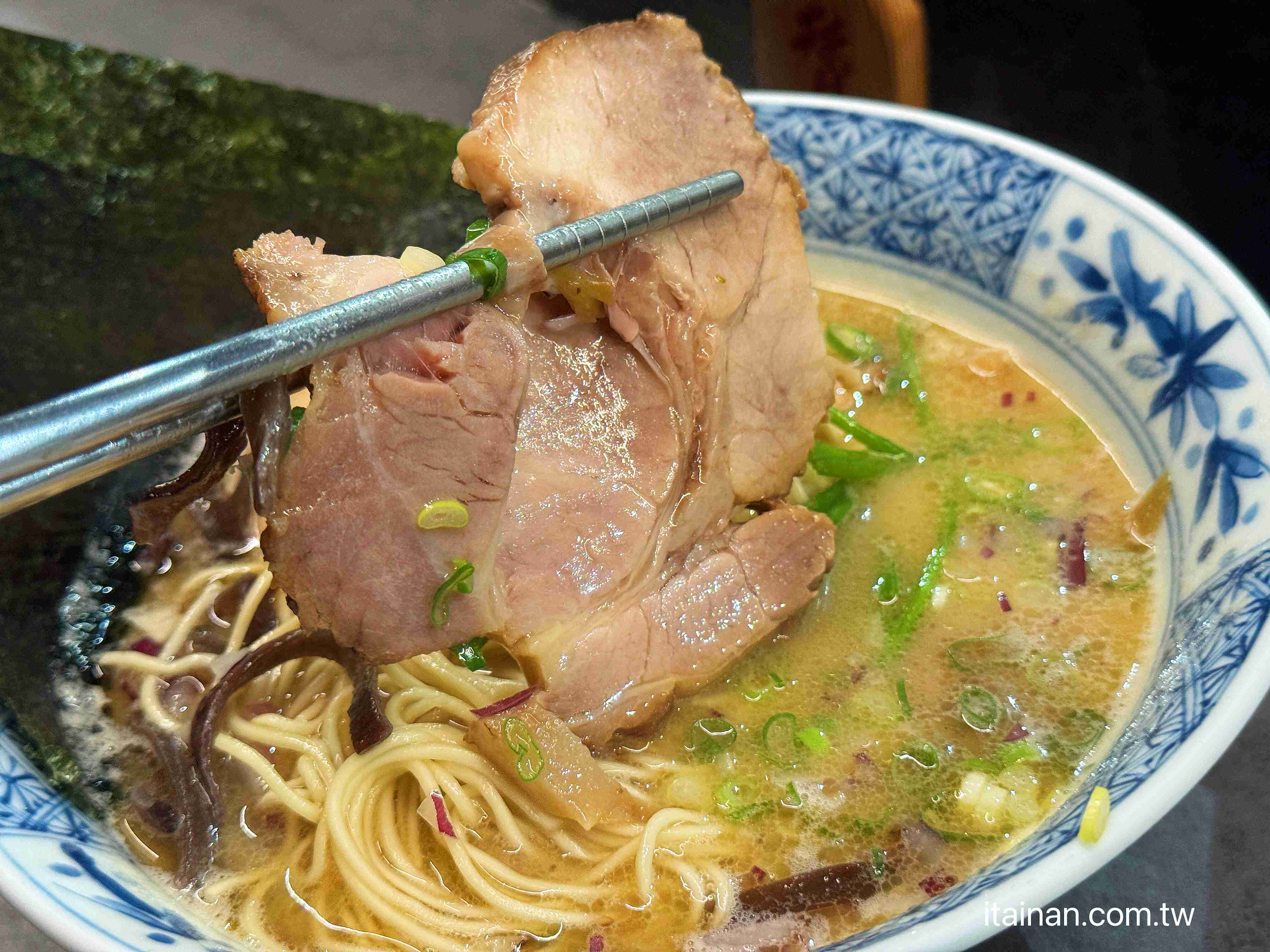 【台南東區美食】拉麵濃厚好吃，但煎餃才是最大驚喜「漣戶拉麵」
