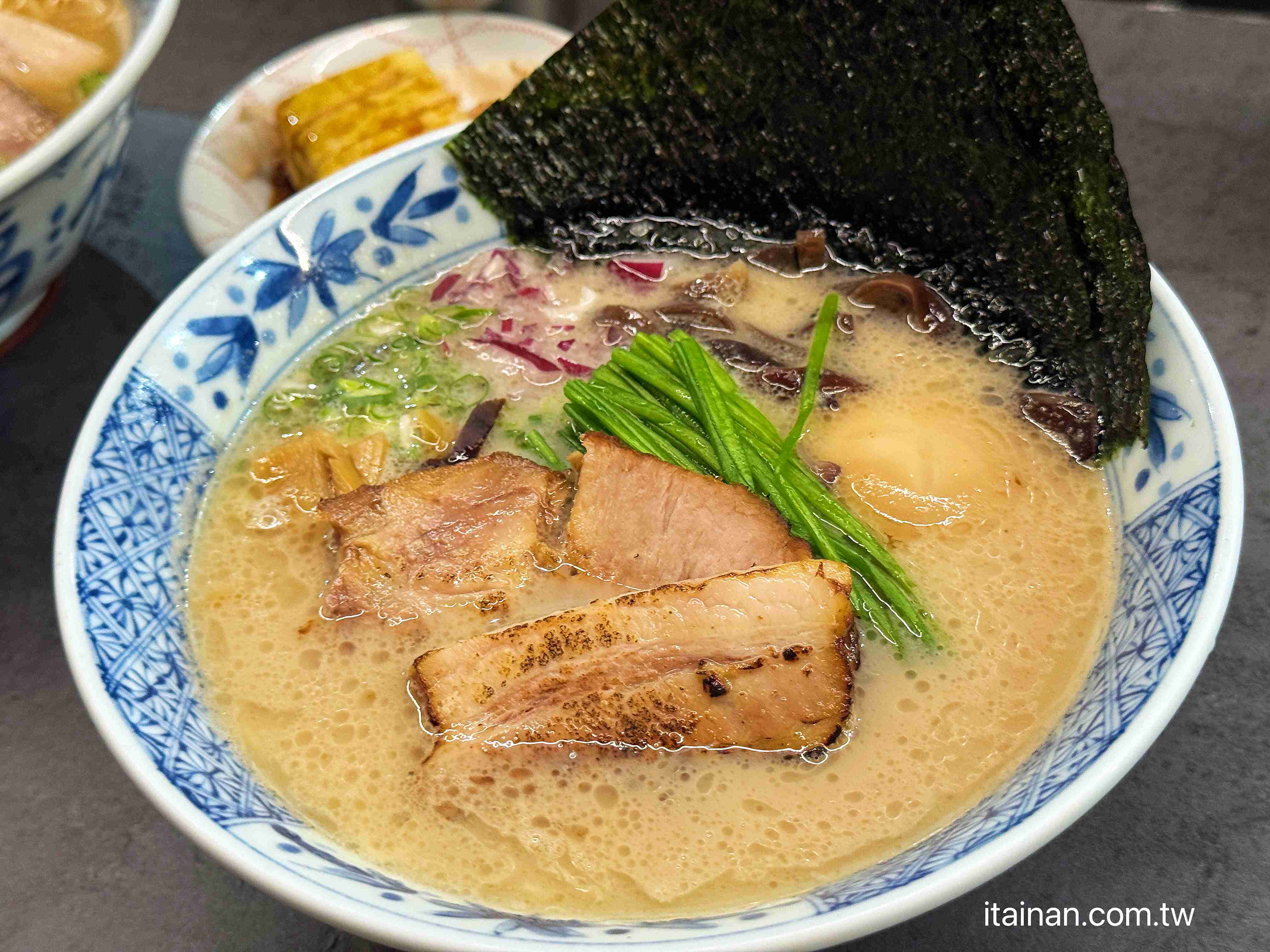 【台南東區美食】拉麵濃厚好吃，但煎餃才是最大驚喜「漣戶拉麵」