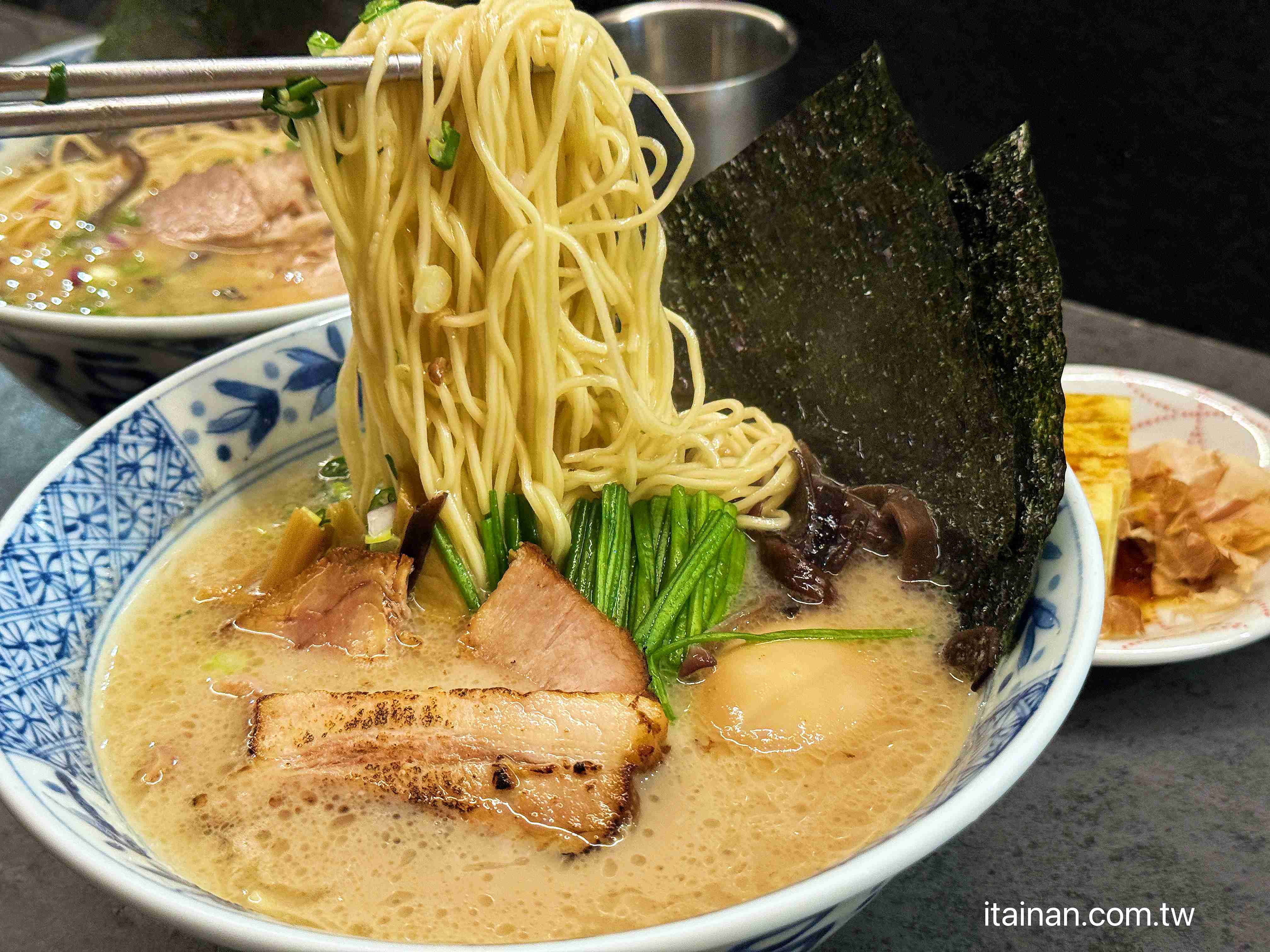 【台南東區美食】拉麵濃厚好吃，但煎餃才是最大驚喜「漣戶拉麵」