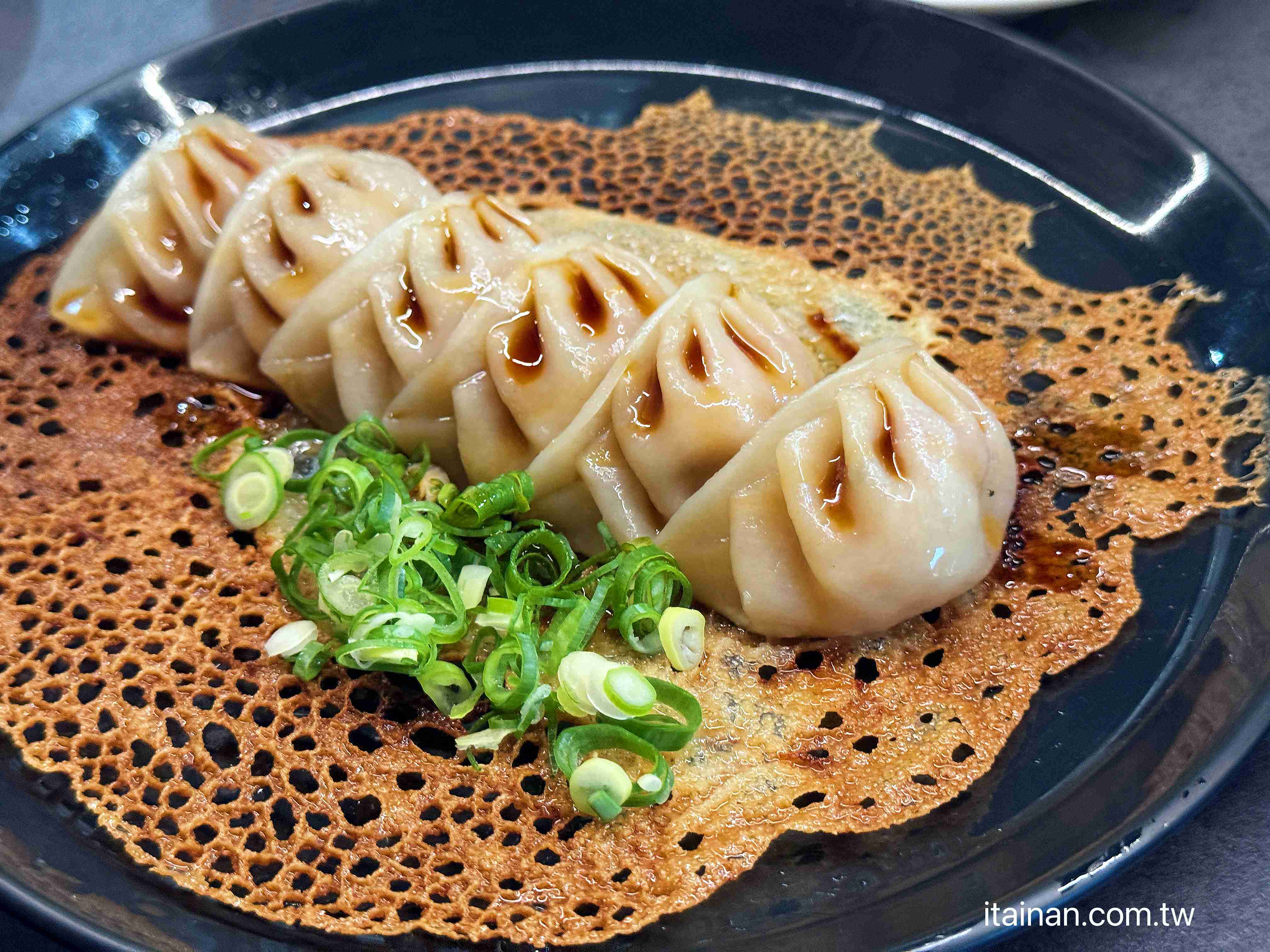 【台南東區美食】拉麵濃厚好吃，但煎餃才是最大驚喜「漣戶拉麵」
