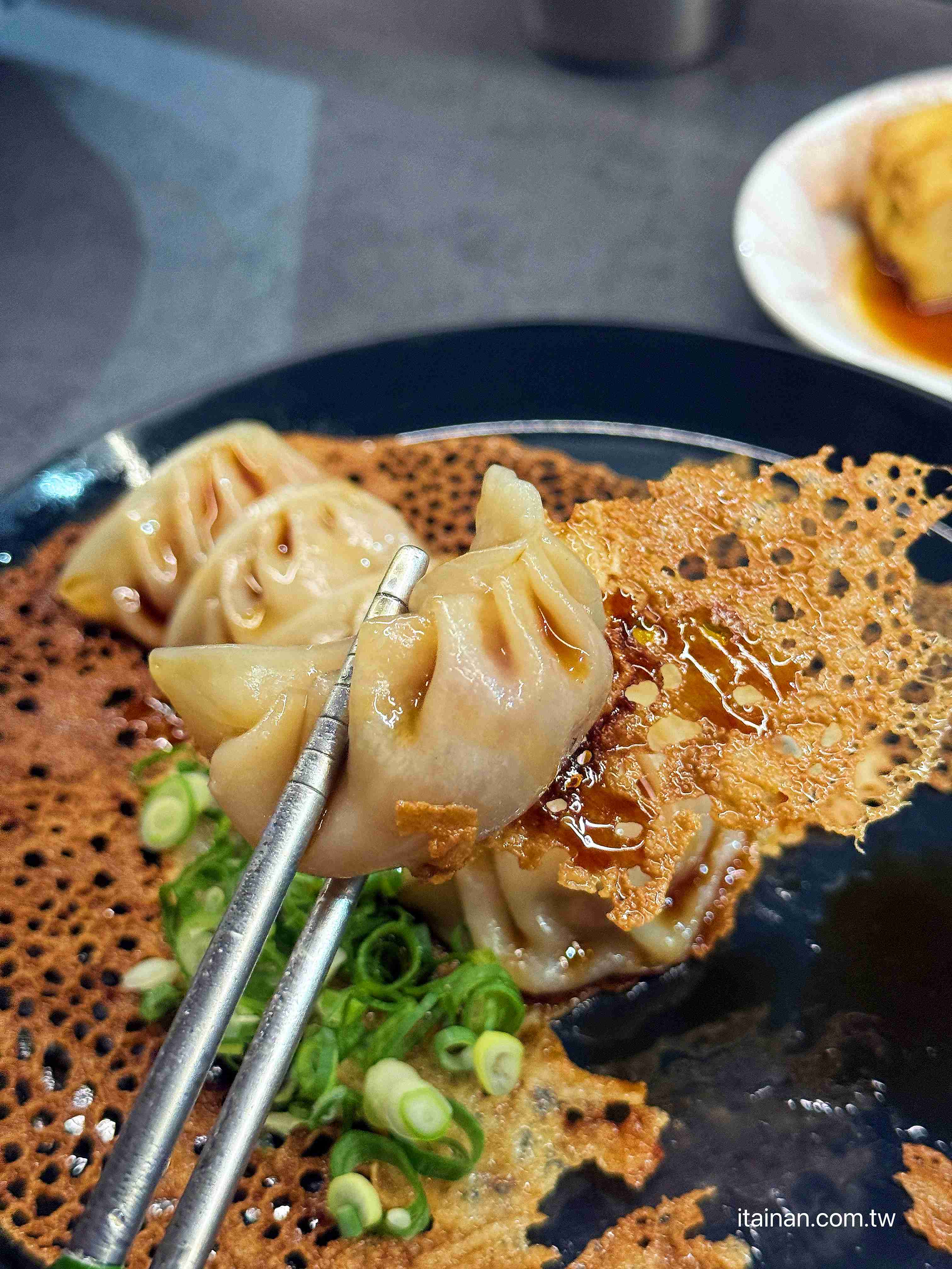【台南東區美食】拉麵濃厚好吃，但煎餃才是最大驚喜「漣戶拉麵」