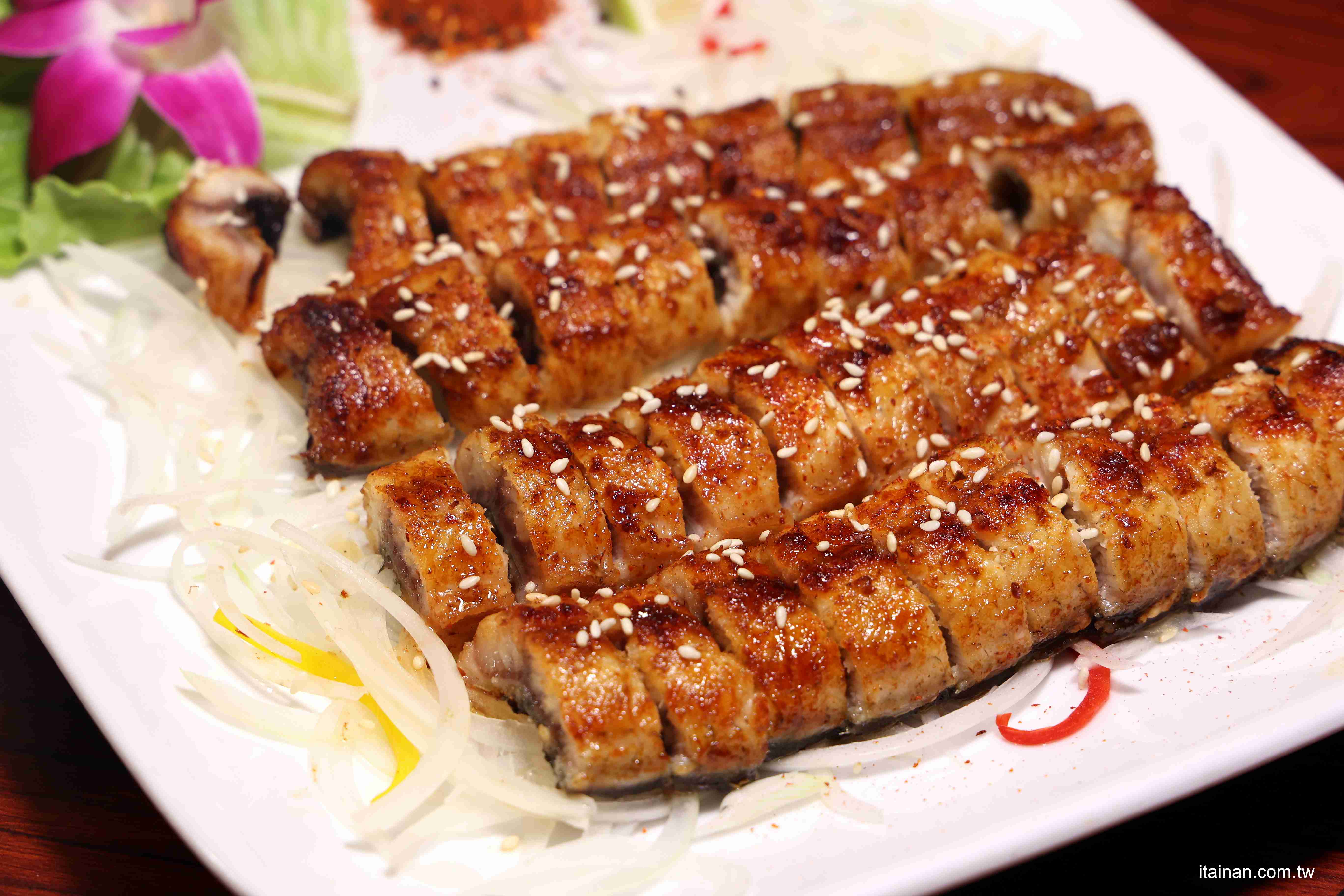 【新營美食】從流水席到小餐廳，30年真功夫的總鋪師手路菜!必點山寨雞、魷魚螺肉蒜「新營山寨家庭餐廳」｜新營聚餐推薦