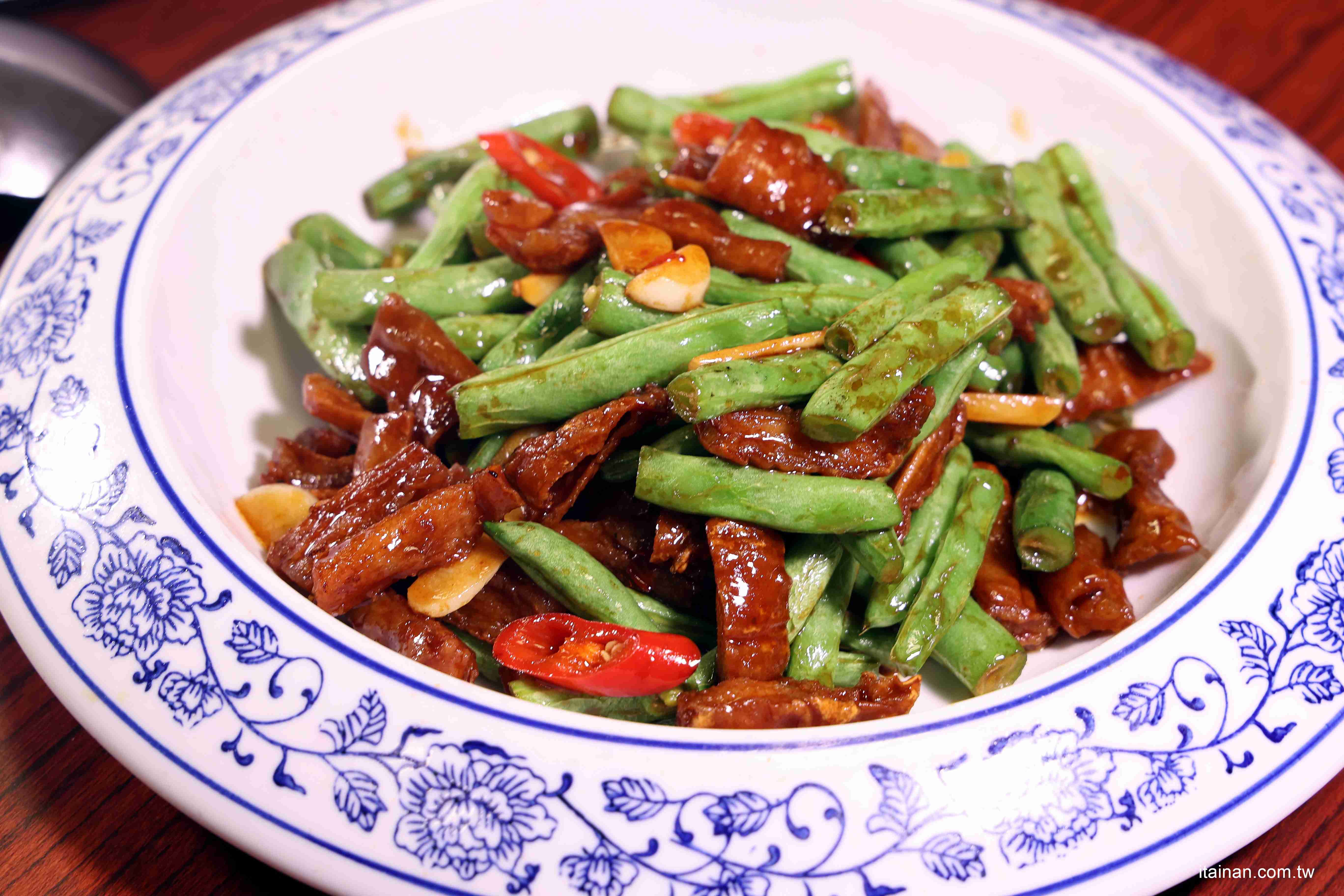 【新營美食】從流水席到小餐廳，30年真功夫的總鋪師手路菜!必點山寨雞、魷魚螺肉蒜「新營山寨家庭餐廳」｜新營聚餐推薦
