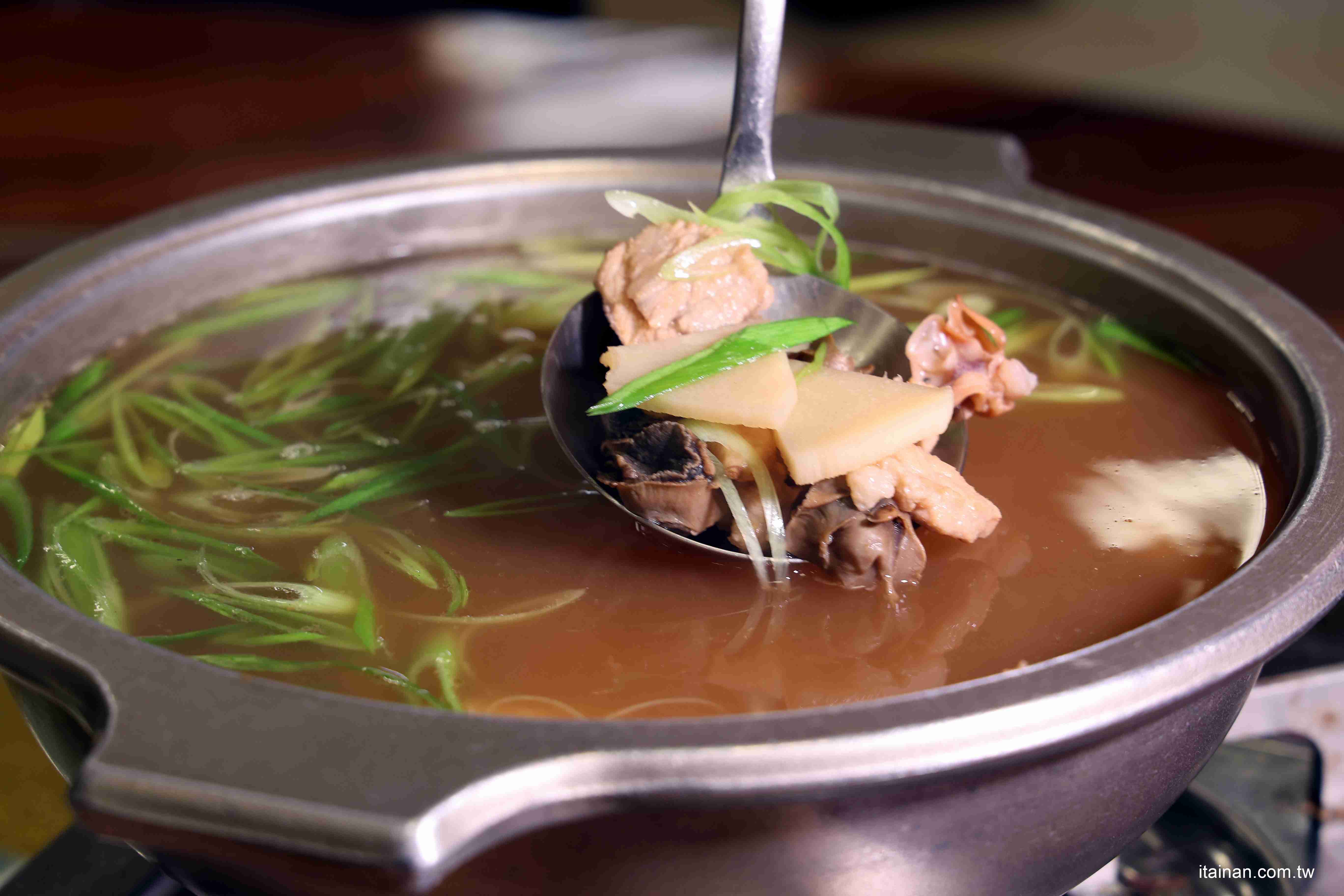 【新營美食】從流水席到小餐廳，30年真功夫的總鋪師手路菜!必點山寨雞、魷魚螺肉蒜「新營山寨家庭餐廳」｜新營聚餐推薦
