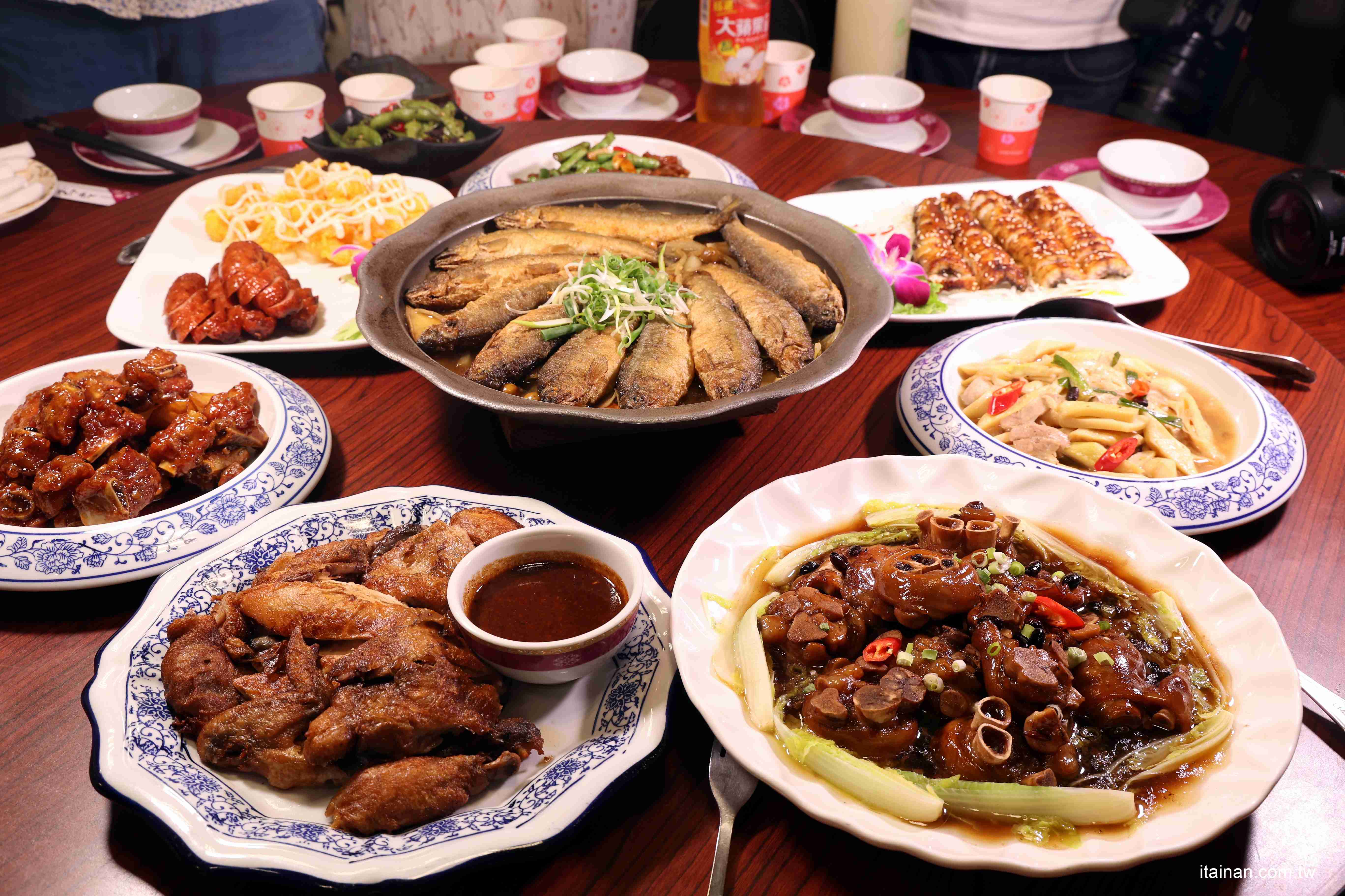 【新營美食】從流水席到小餐廳，30年真功夫的總鋪師手路菜!必點山寨雞、魷魚螺肉蒜「新營山寨家庭餐廳」｜新營聚餐推薦