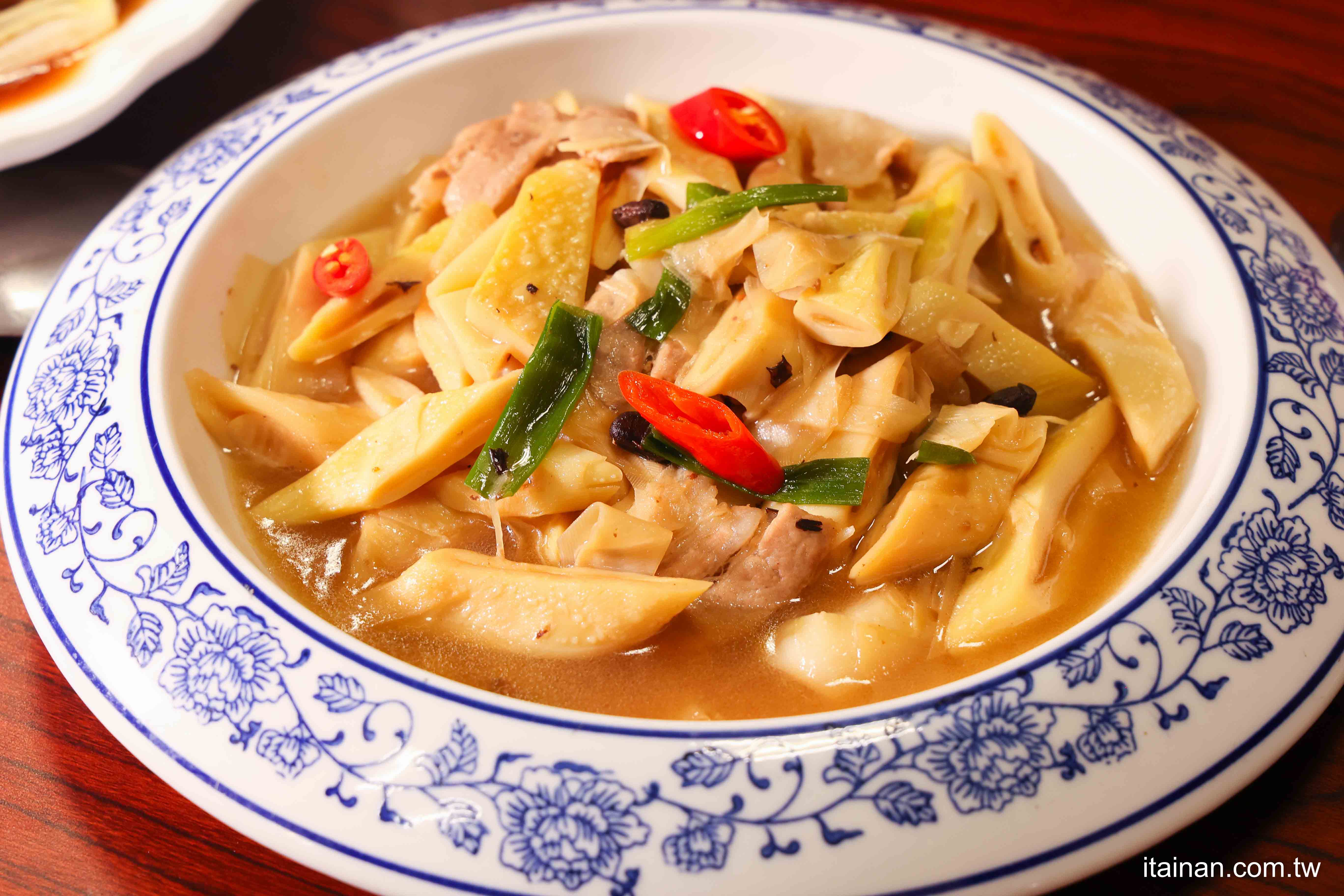 【新營美食】從流水席到小餐廳，30年真功夫的總鋪師手路菜!必點山寨雞、魷魚螺肉蒜「新營山寨家庭餐廳」｜新營聚餐推薦