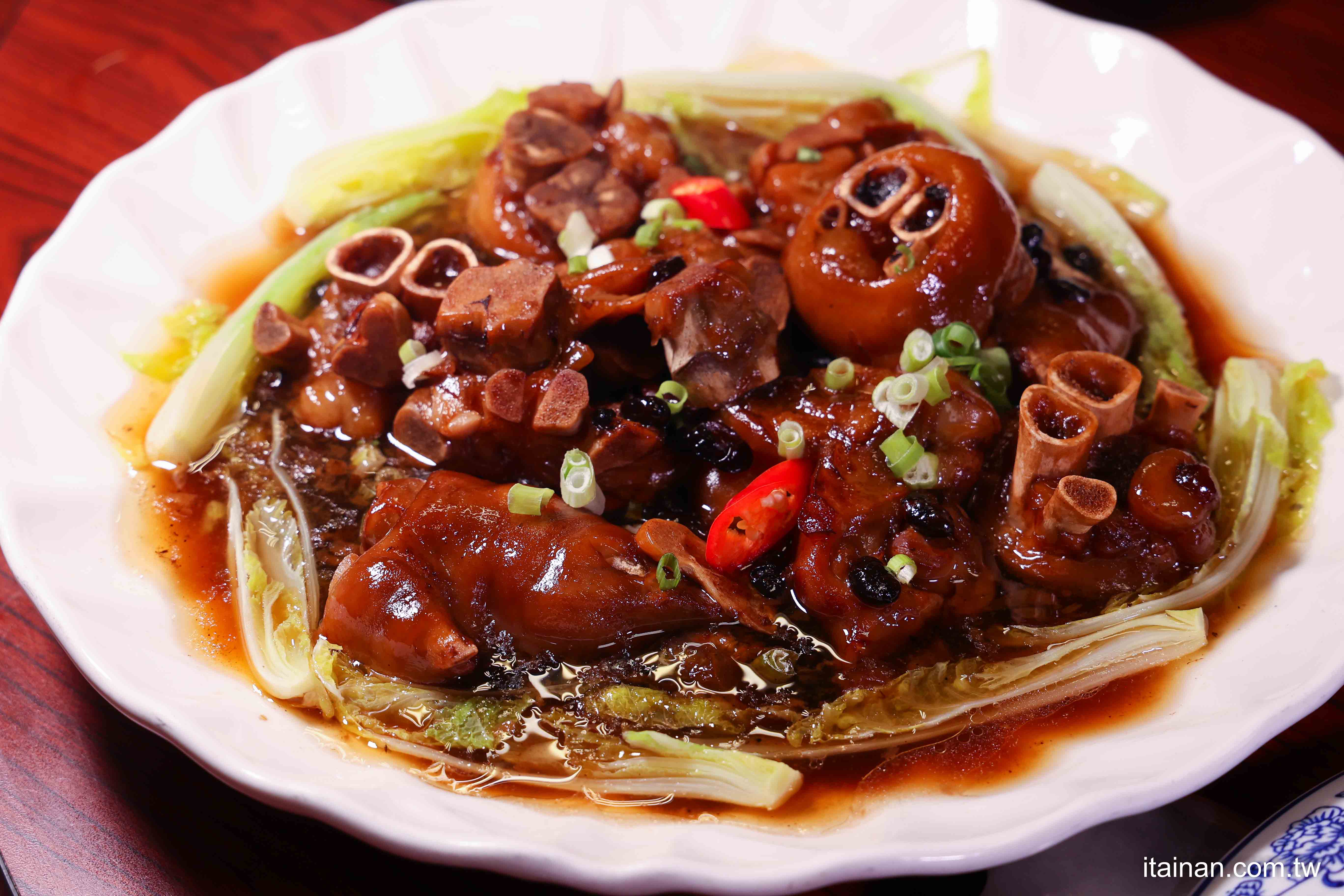 【新營美食】從流水席到小餐廳，30年真功夫的總鋪師手路菜!必點山寨雞、魷魚螺肉蒜「新營山寨家庭餐廳」｜新營聚餐推薦