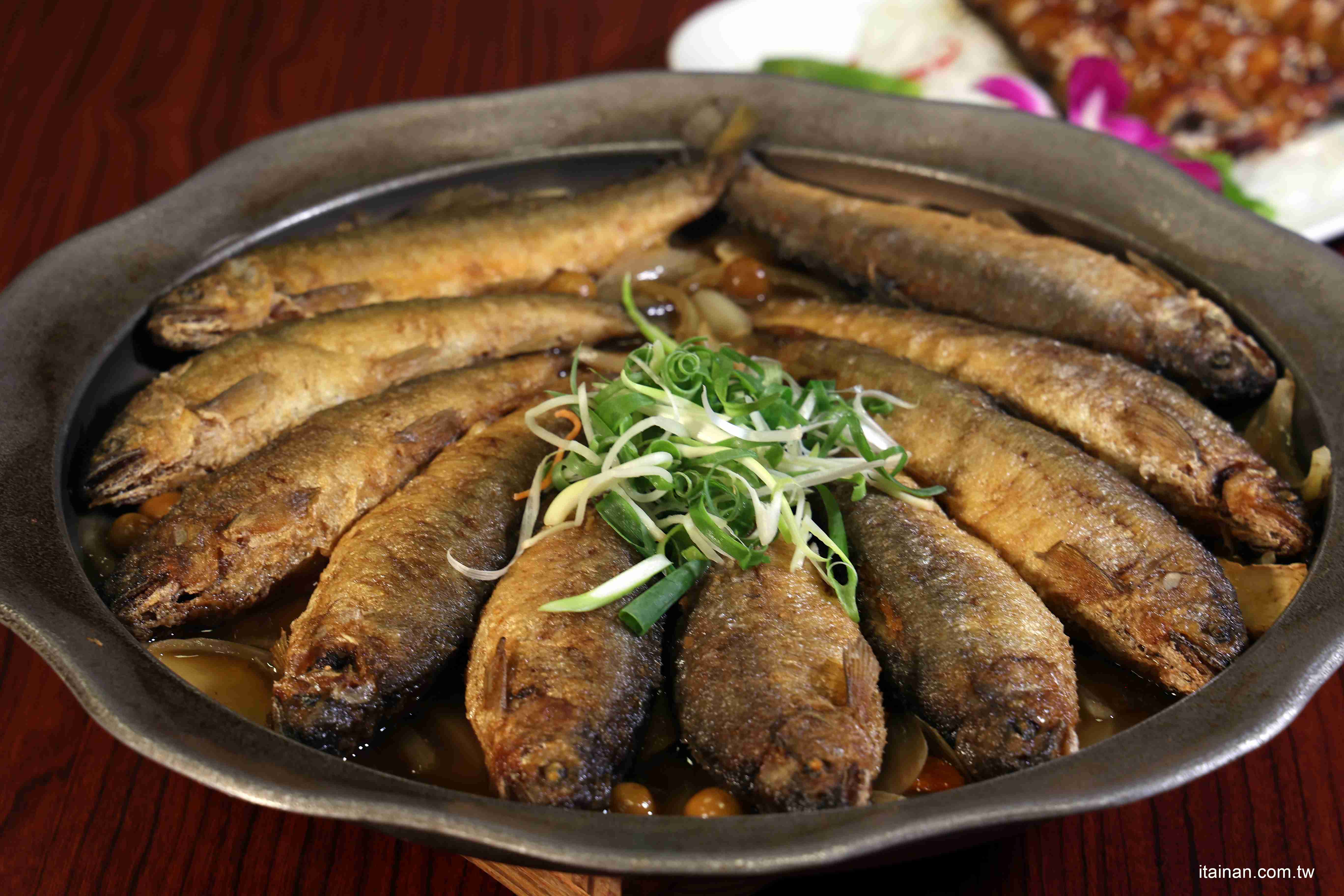 【新營美食】從流水席到小餐廳，30年真功夫的總鋪師手路菜!必點山寨雞、魷魚螺肉蒜「新營山寨家庭餐廳」｜新營聚餐推薦