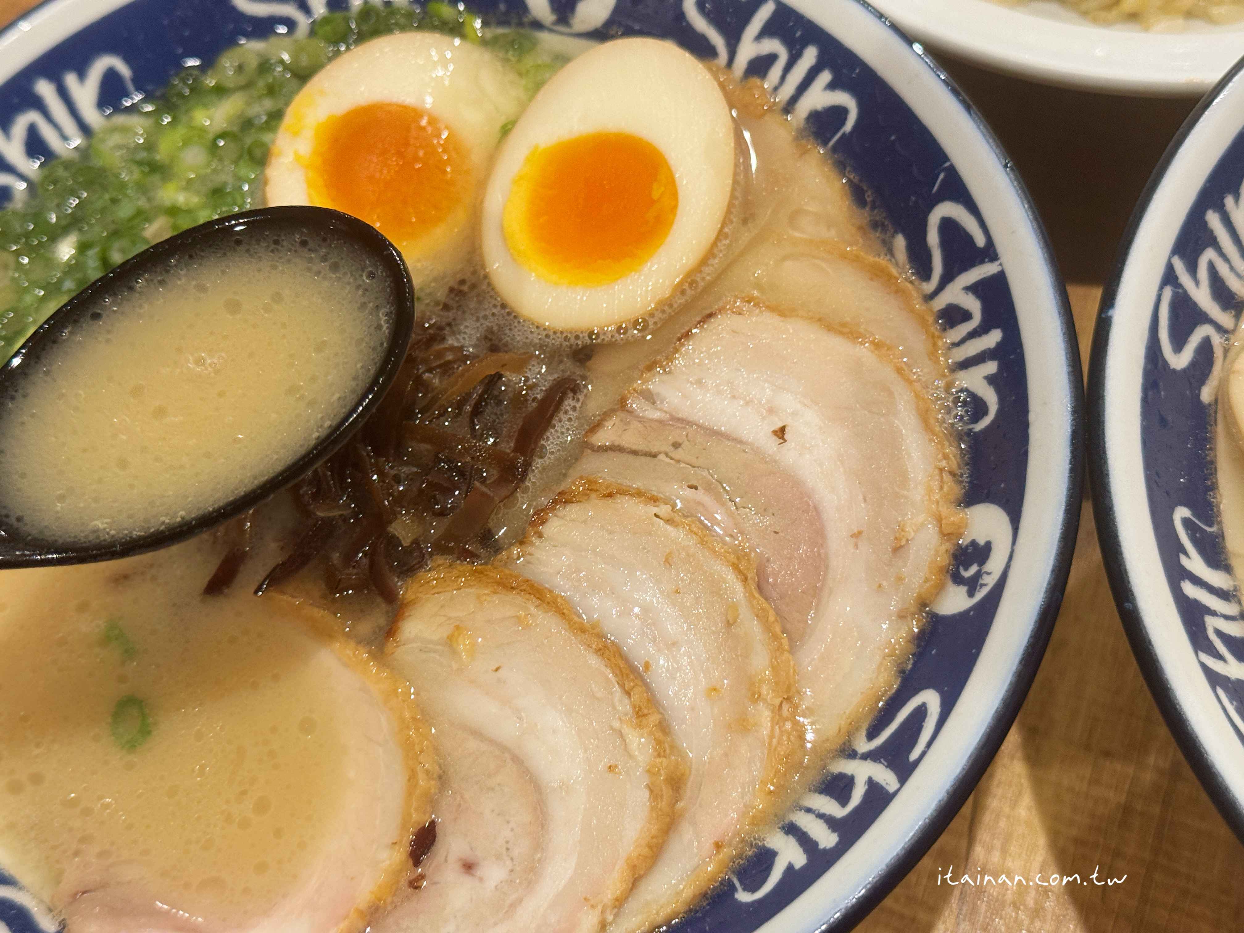 【福岡美食】福岡天神必吃~屋台起家的博多人氣名店，濃郁卻清爽的純情湯頭「ShinShin 拉麵 PARCO 分店」