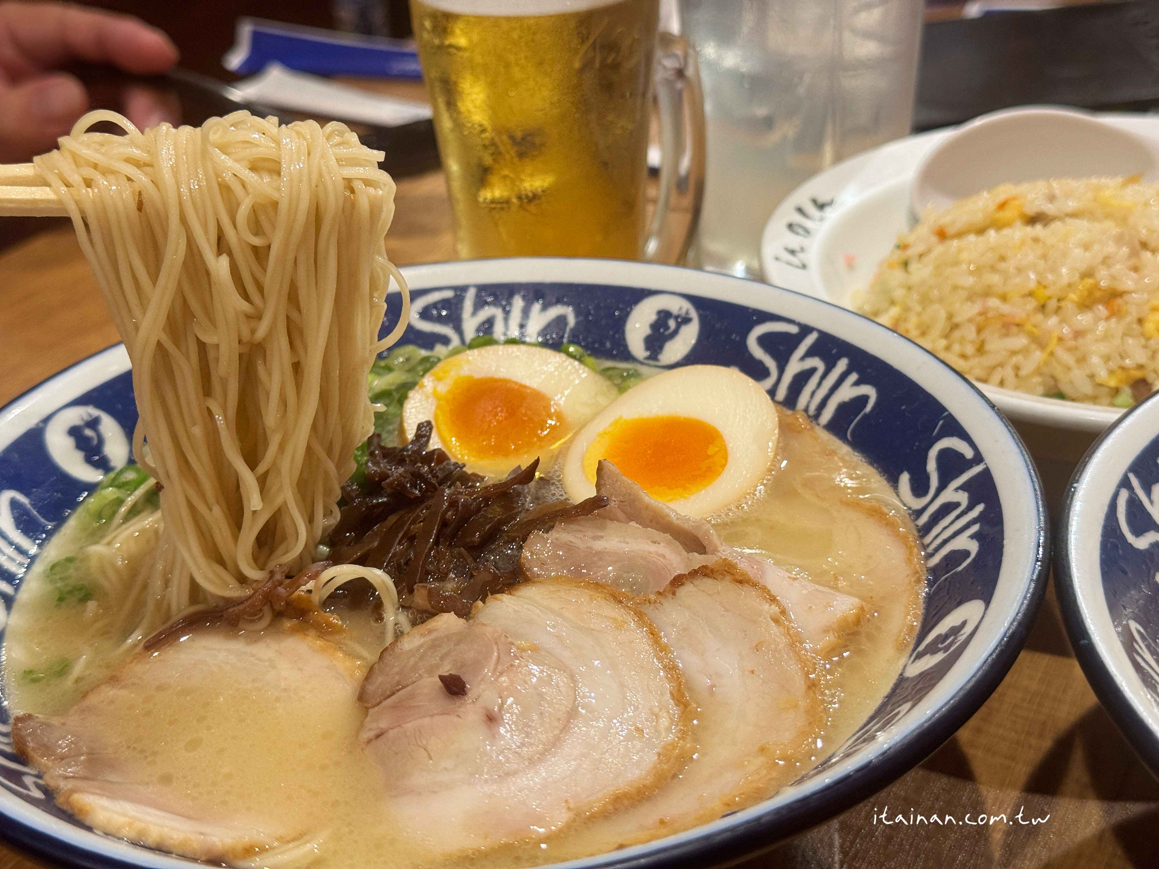 【福岡美食】福岡天神必吃~屋台起家的博多人氣名店，濃郁卻清爽的純情湯頭「ShinShin 拉麵 PARCO 分店」