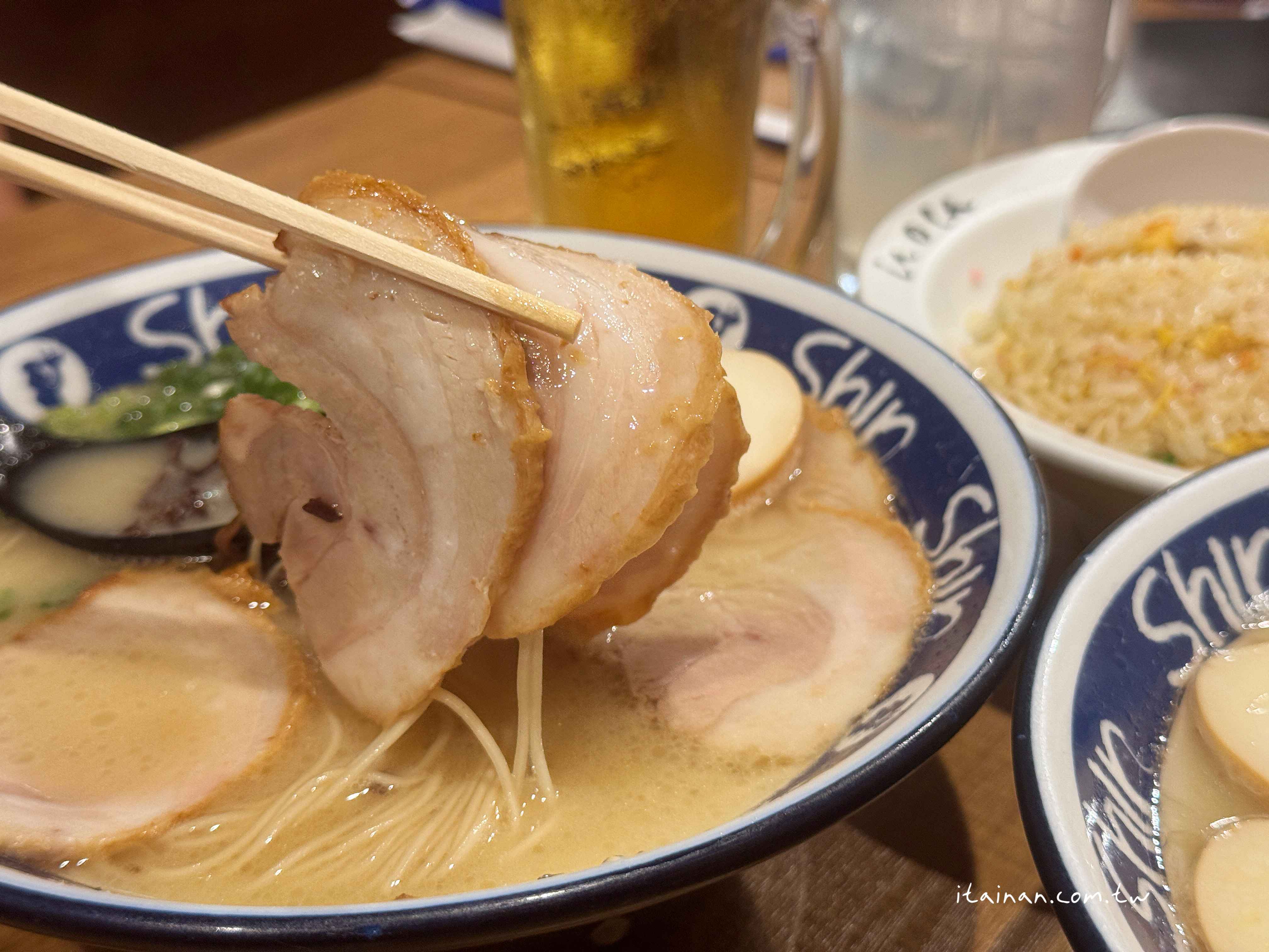 【福岡美食】福岡天神必吃~屋台起家的博多人氣名店，濃郁卻清爽的純情湯頭「ShinShin 拉麵 PARCO 分店」