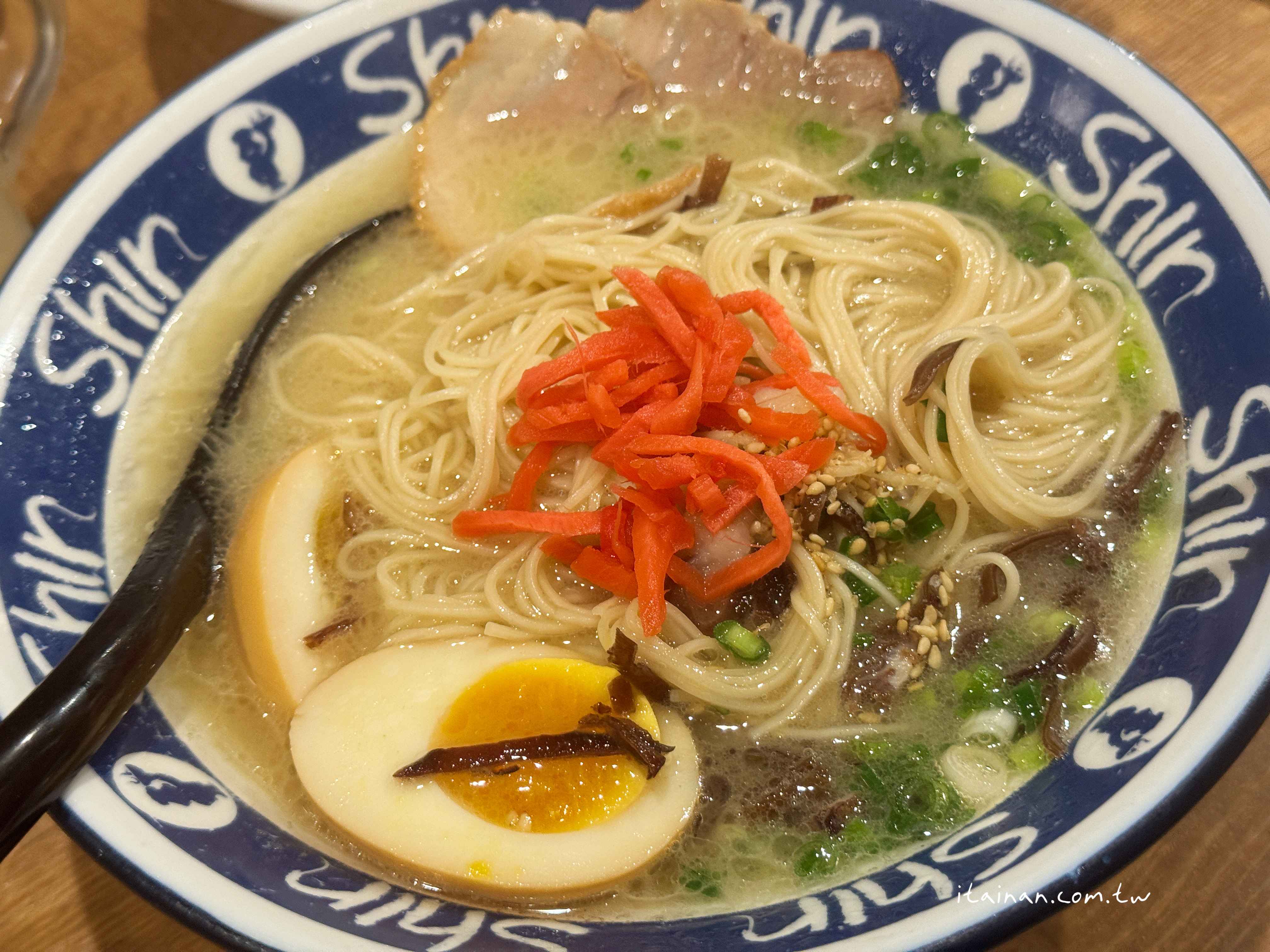 【福岡美食】福岡天神必吃~屋台起家的博多人氣名店，濃郁卻清爽的純情湯頭「ShinShin 拉麵 PARCO 分店」
