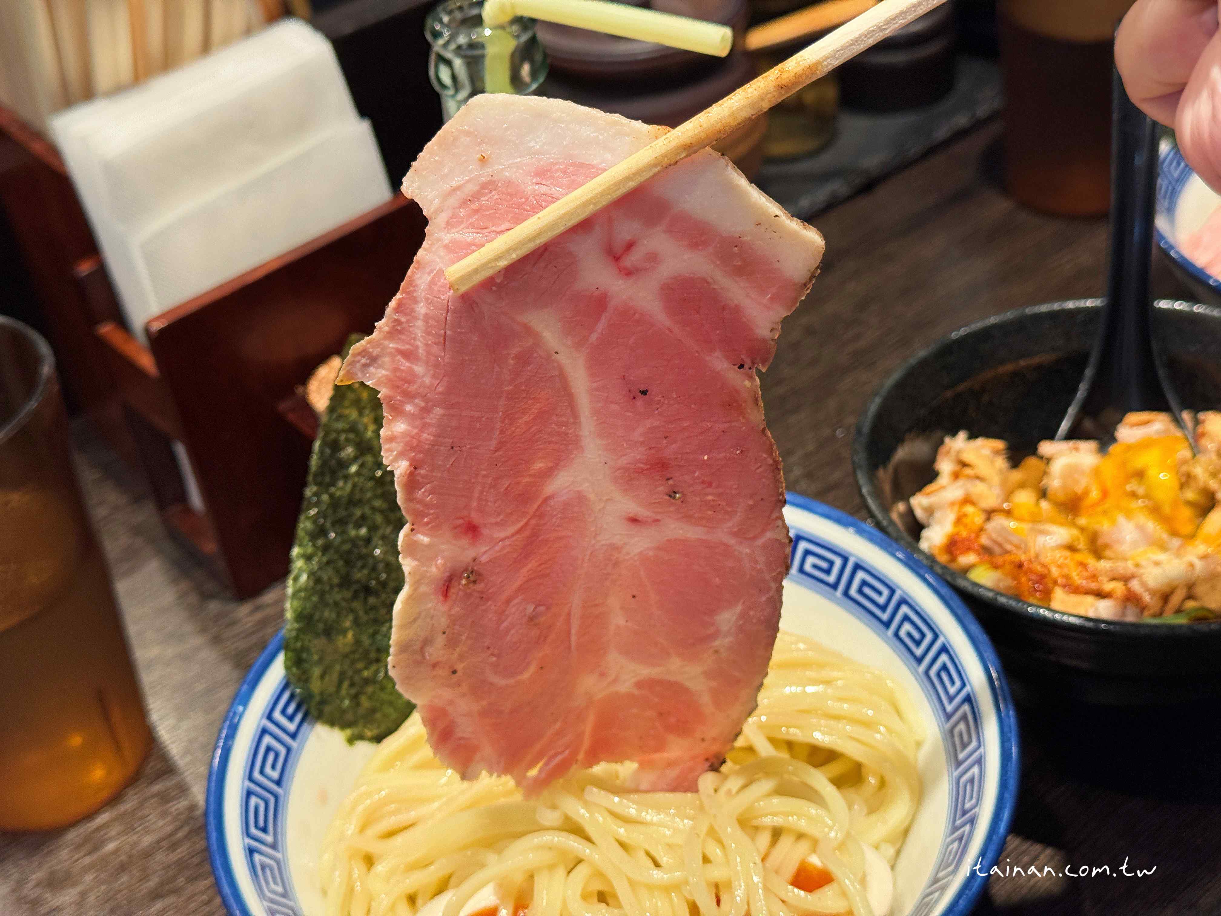 【福岡美食】福岡必吃排隊名店~濃厚魚介豚骨沾麵的代表作!一麵二吃好滿足，重口味愛好者必訪「麵屋兼虎」