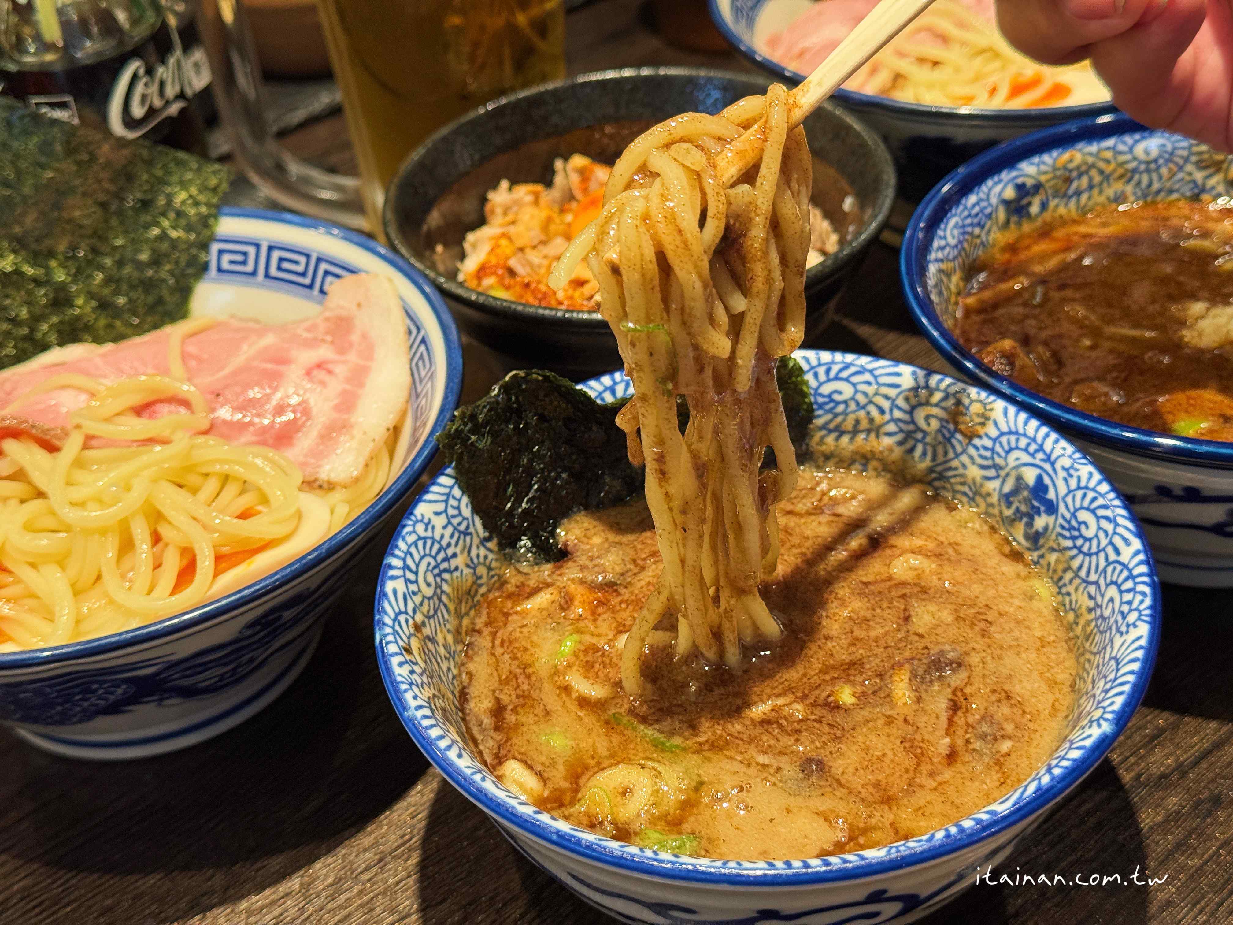 【福岡美食】福岡必吃排隊名店~濃厚魚介豚骨沾麵的代表作!一麵二吃好滿足，重口味愛好者必訪「麵屋兼虎」