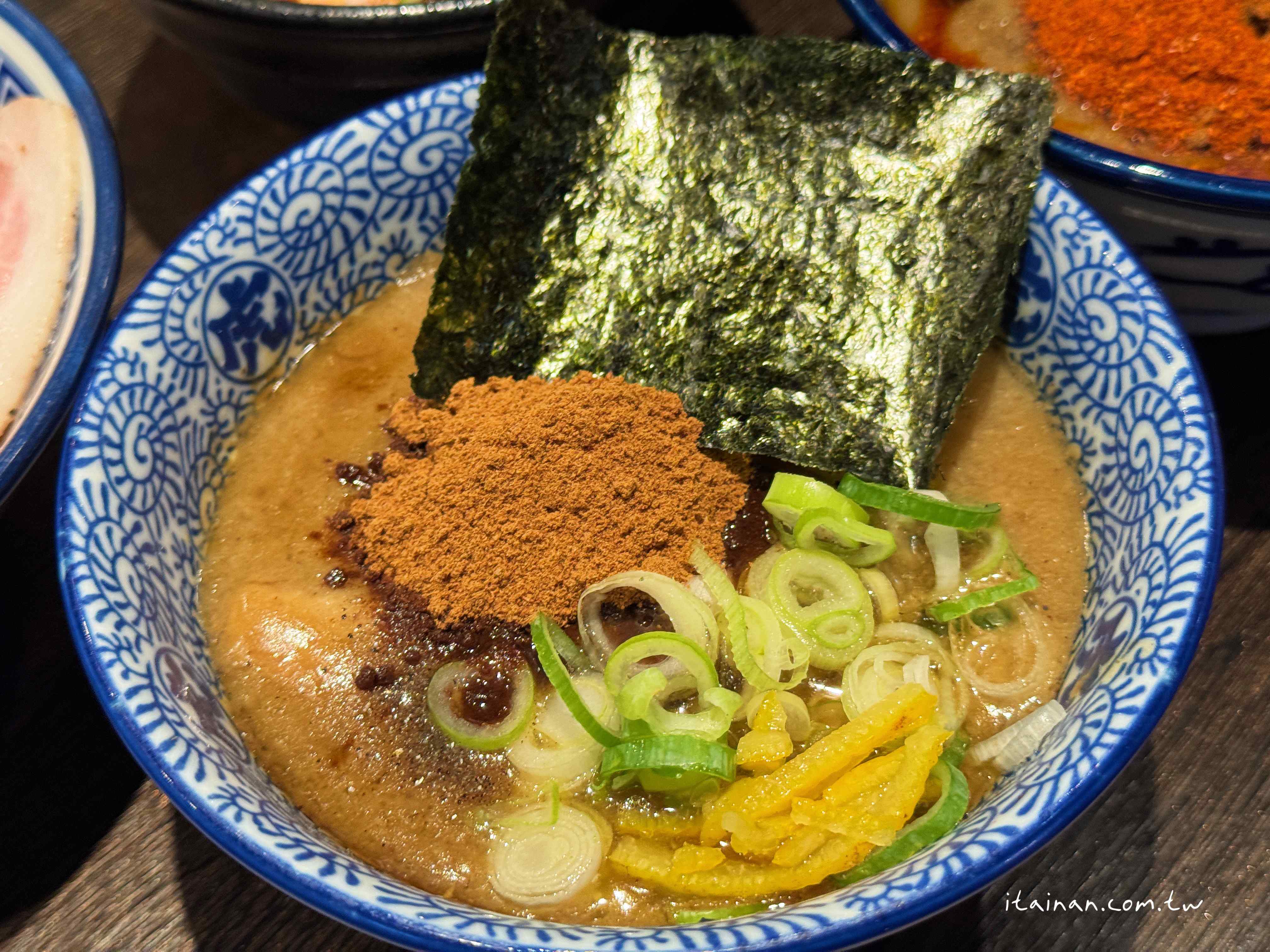 【福岡美食】福岡必吃排隊名店~濃厚魚介豚骨沾麵的代表作!一麵二吃好滿足，重口味愛好者必訪「麵屋兼虎」