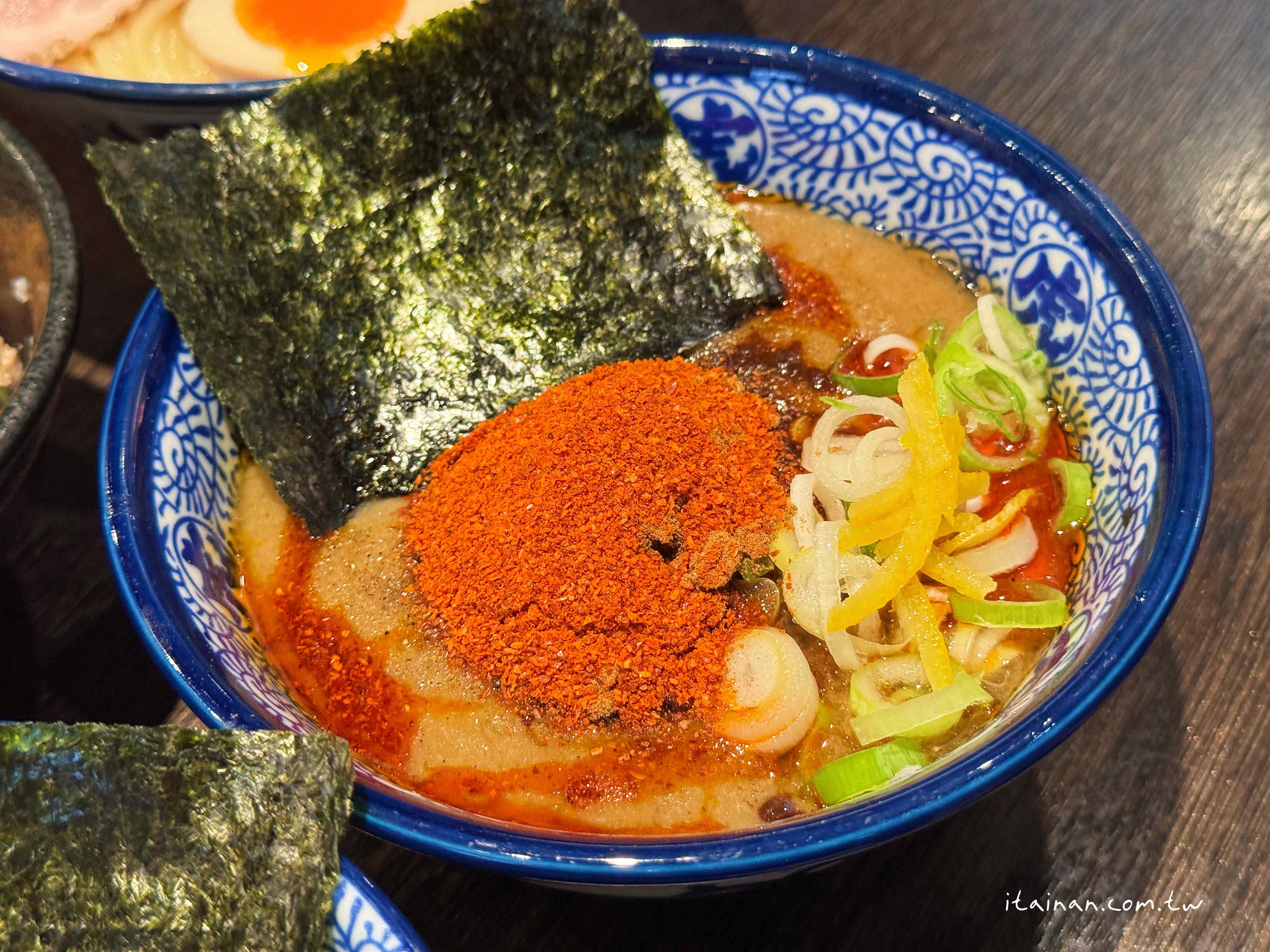 【福岡美食】福岡必吃排隊名店~濃厚魚介豚骨沾麵的代表作!一麵二吃好滿足，重口味愛好者必訪「麵屋兼虎」
