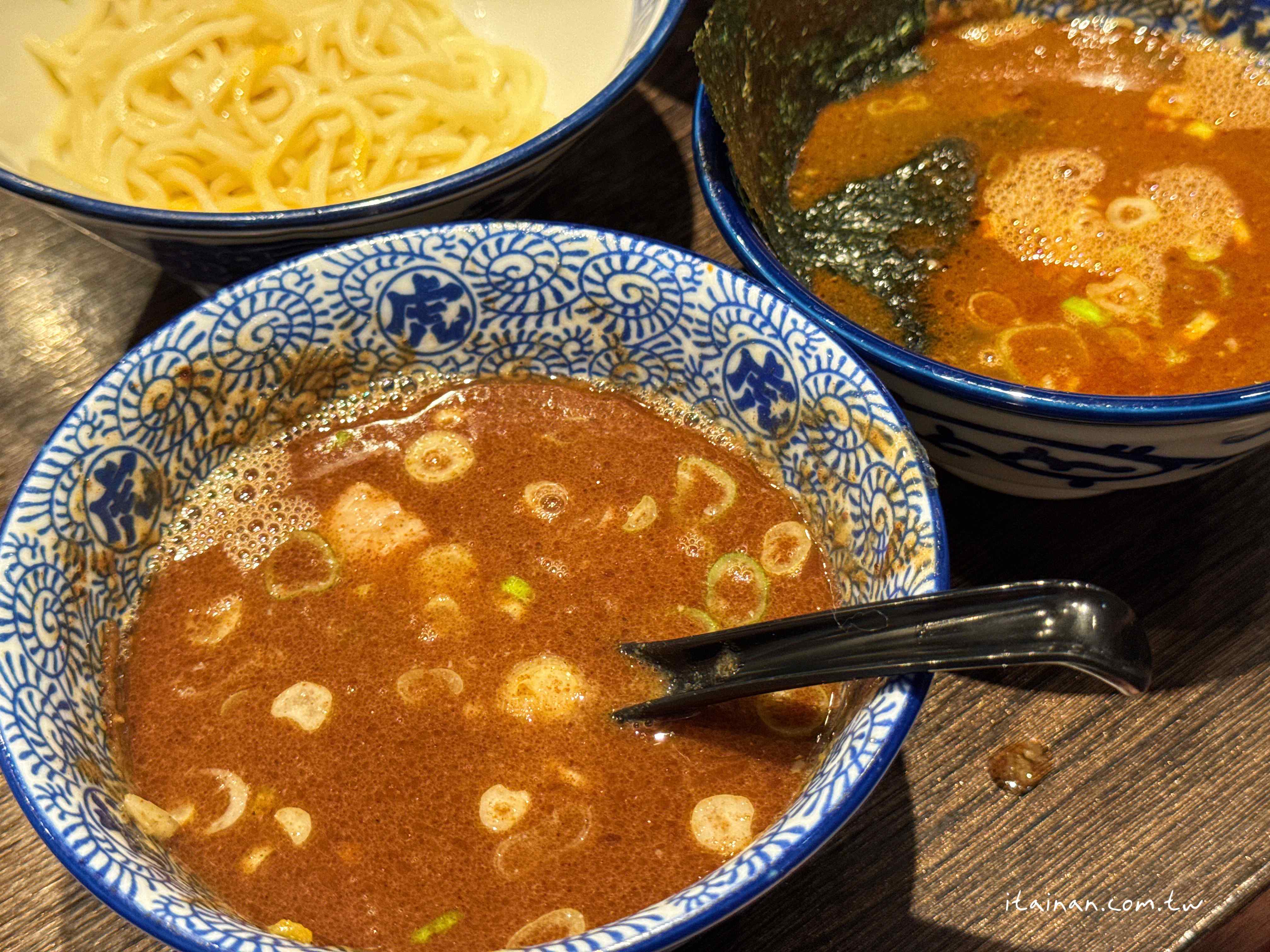 【福岡美食】福岡必吃排隊名店~濃厚魚介豚骨沾麵的代表作!一麵二吃好滿足，重口味愛好者必訪「麵屋兼虎」