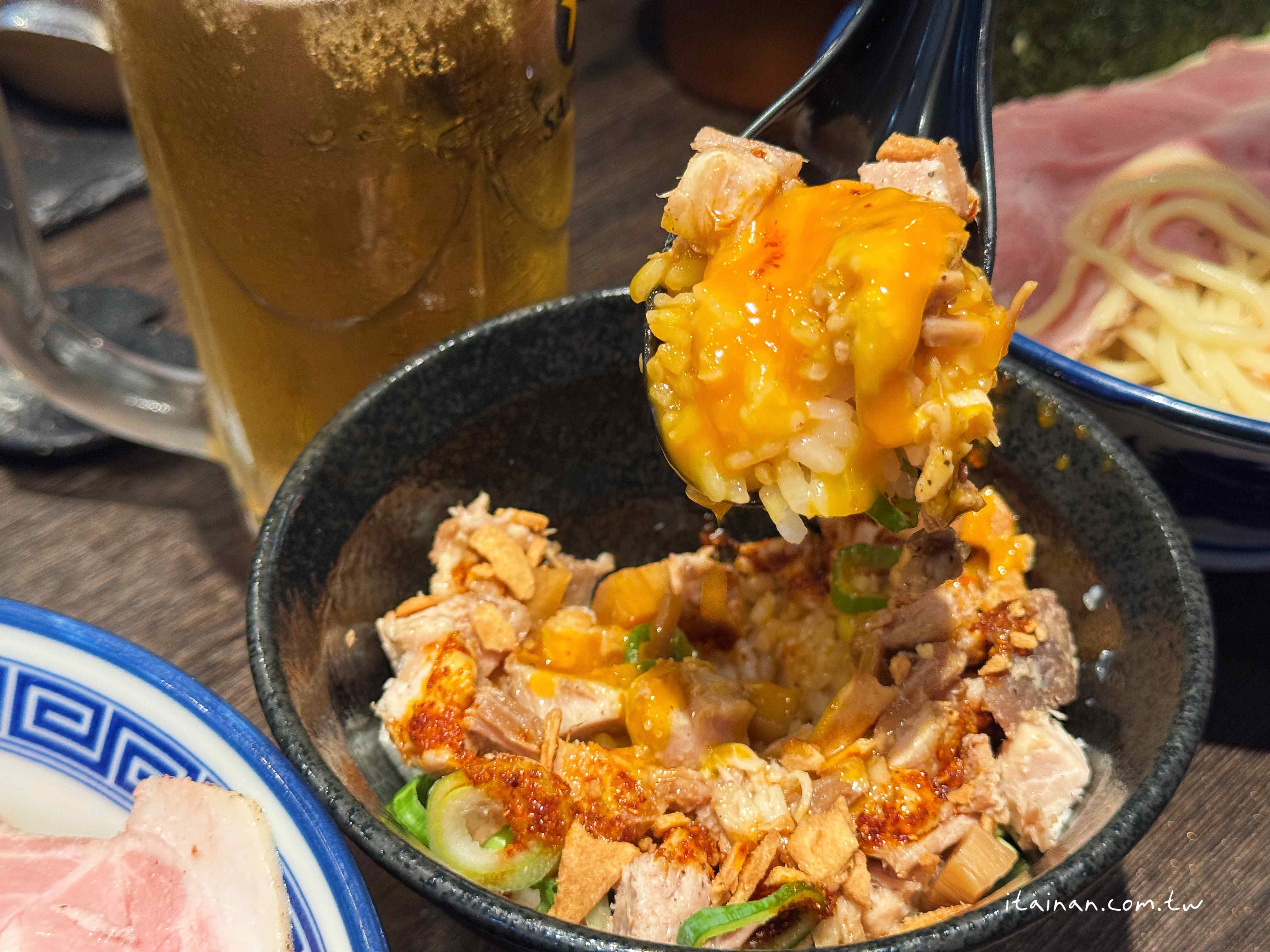 【福岡美食】福岡必吃排隊名店~濃厚魚介豚骨沾麵的代表作!一麵二吃好滿足，重口味愛好者必訪「麵屋兼虎」