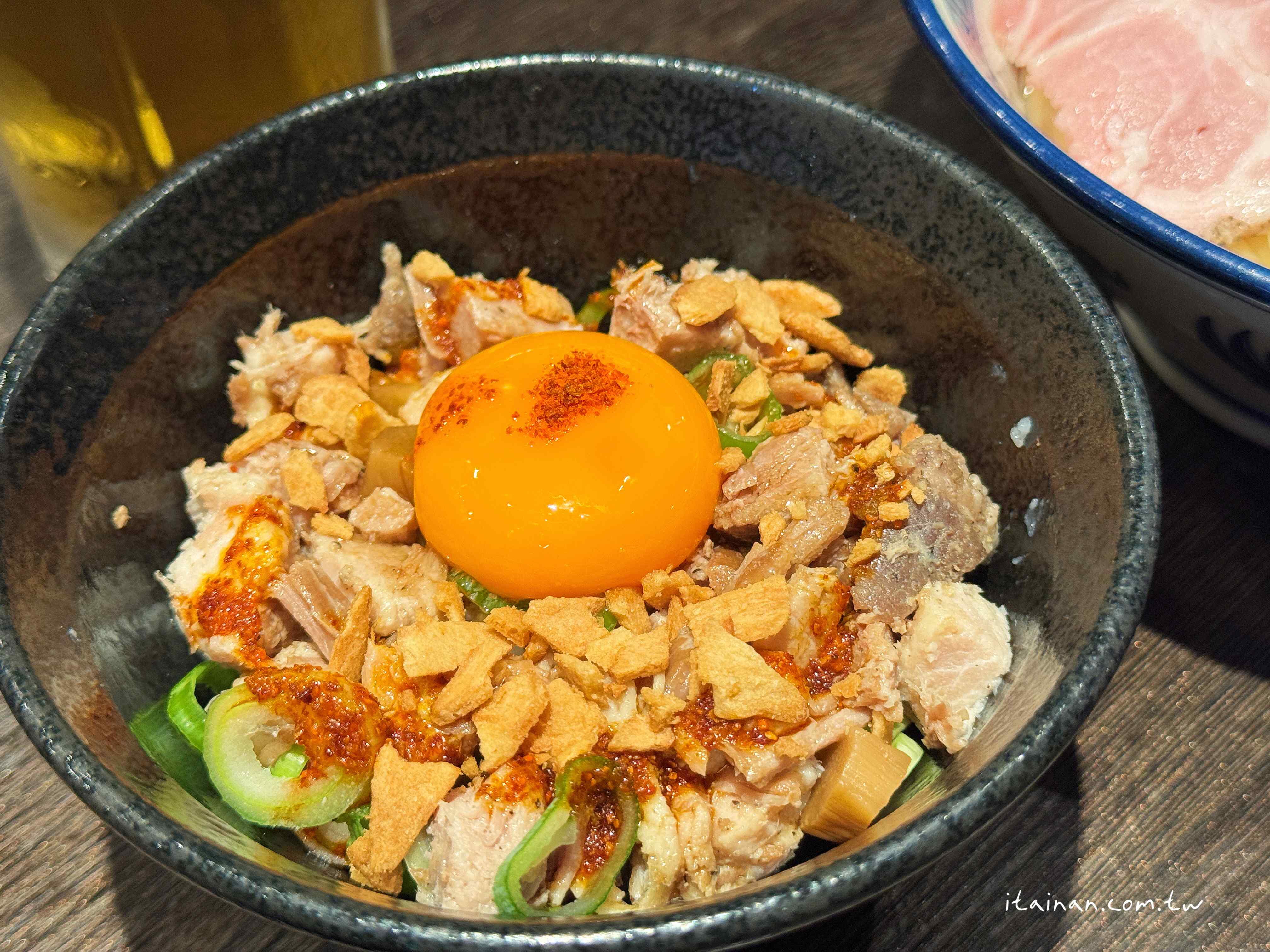 【福岡美食】福岡必吃排隊名店~濃厚魚介豚骨沾麵的代表作!一麵二吃好滿足，重口味愛好者必訪「麵屋兼虎」
