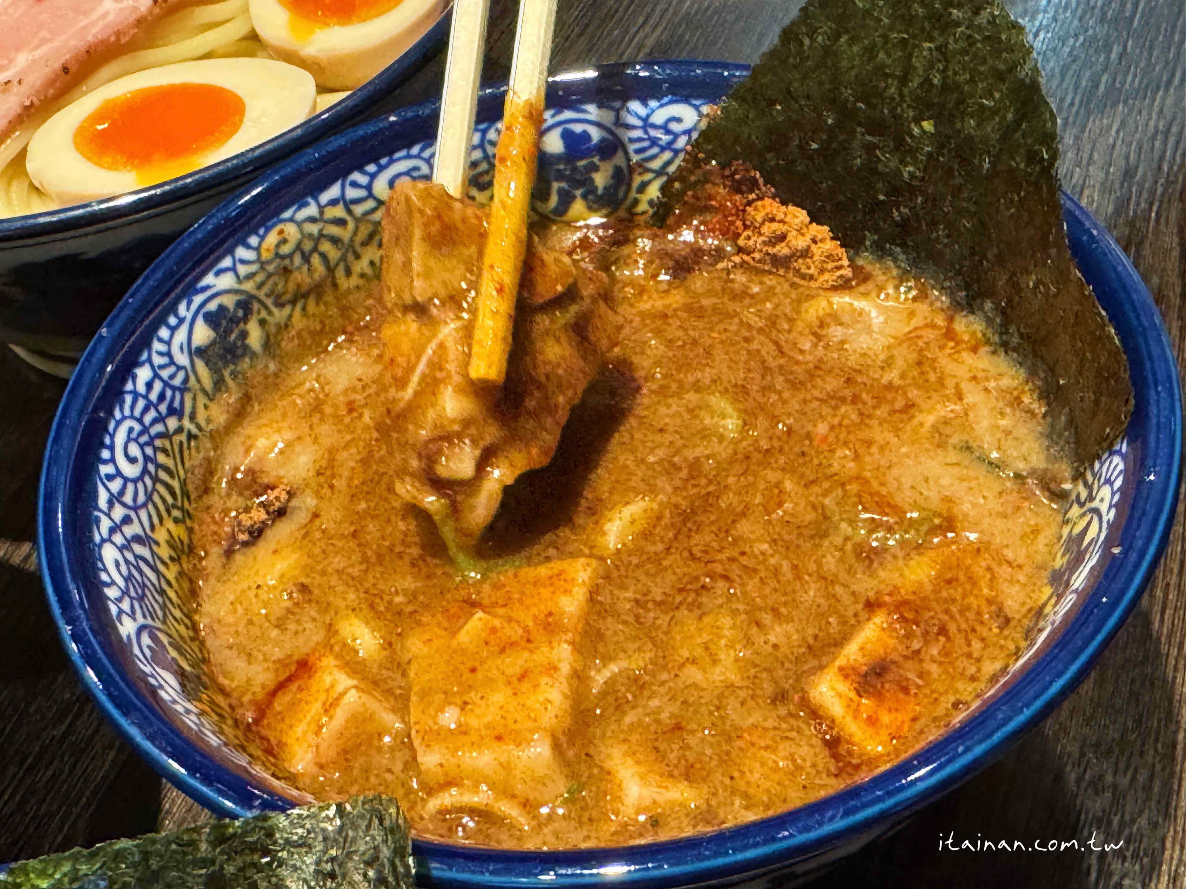 【福岡美食】福岡必吃排隊名店~濃厚魚介豚骨沾麵的代表作!一麵二吃好滿足，重口味愛好者必訪「麵屋兼虎」