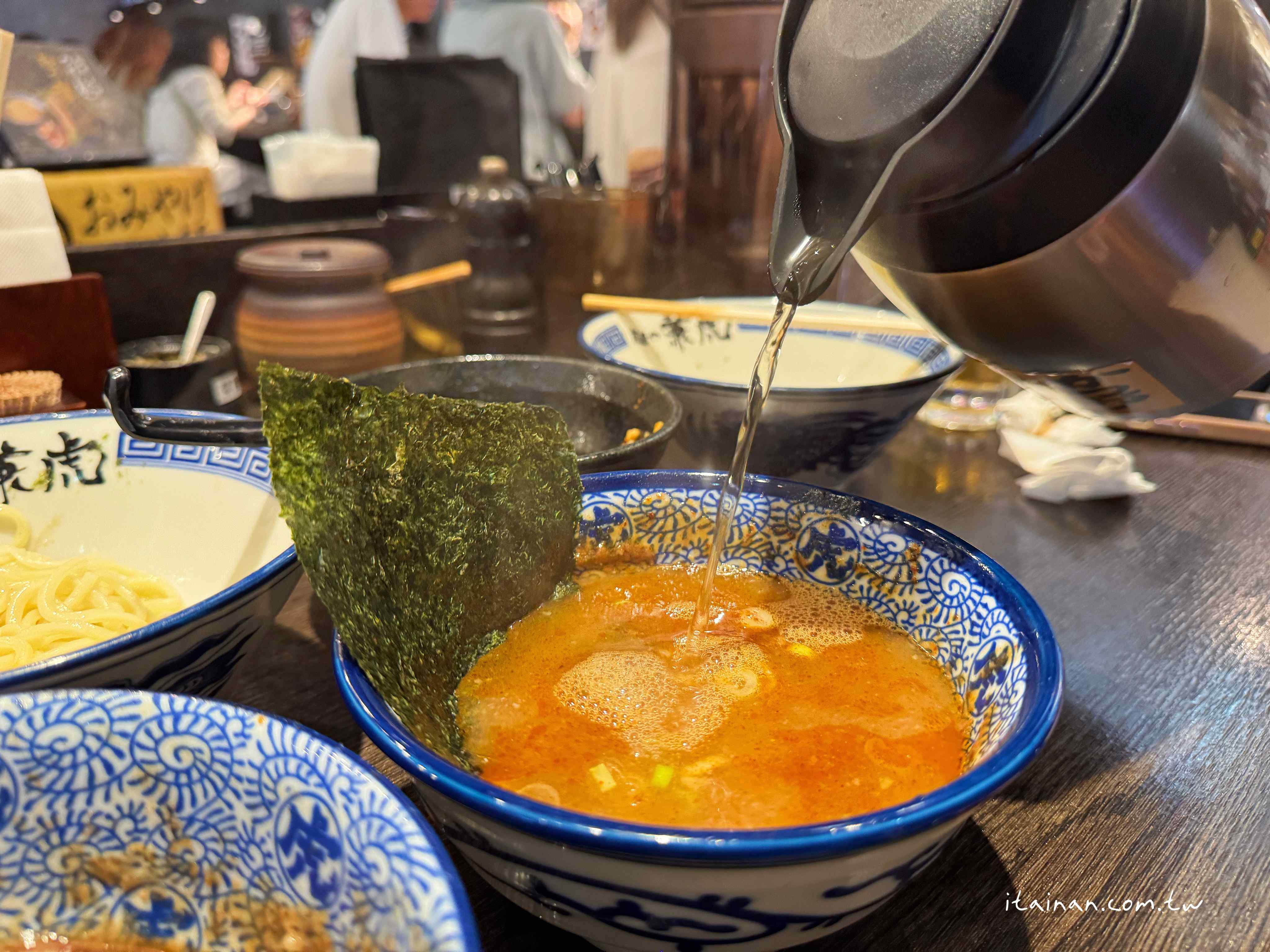 【福岡美食】福岡必吃排隊名店~濃厚魚介豚骨沾麵的代表作!一麵二吃好滿足，重口味愛好者必訪「麵屋兼虎」